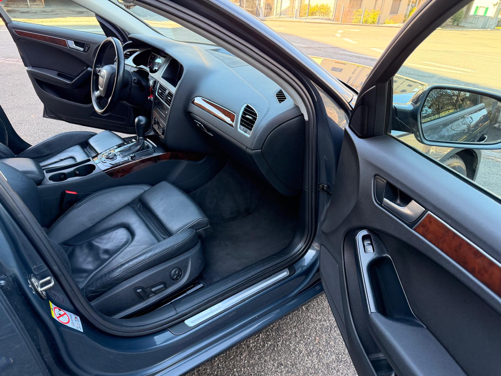 AUDI A4 Avant 3.0 TDI quattro S-tronic-image-12
