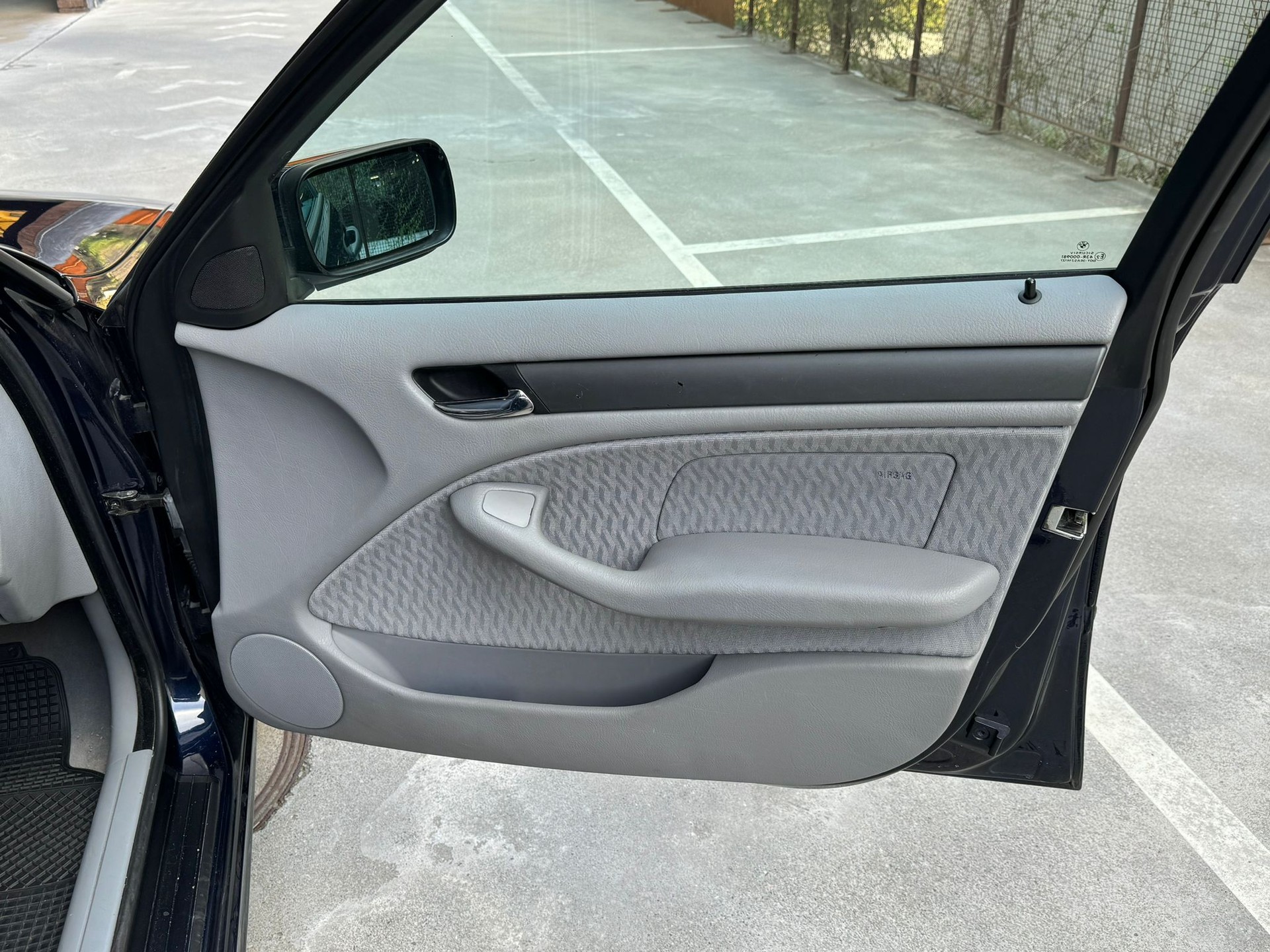 BMW 318i-image-11