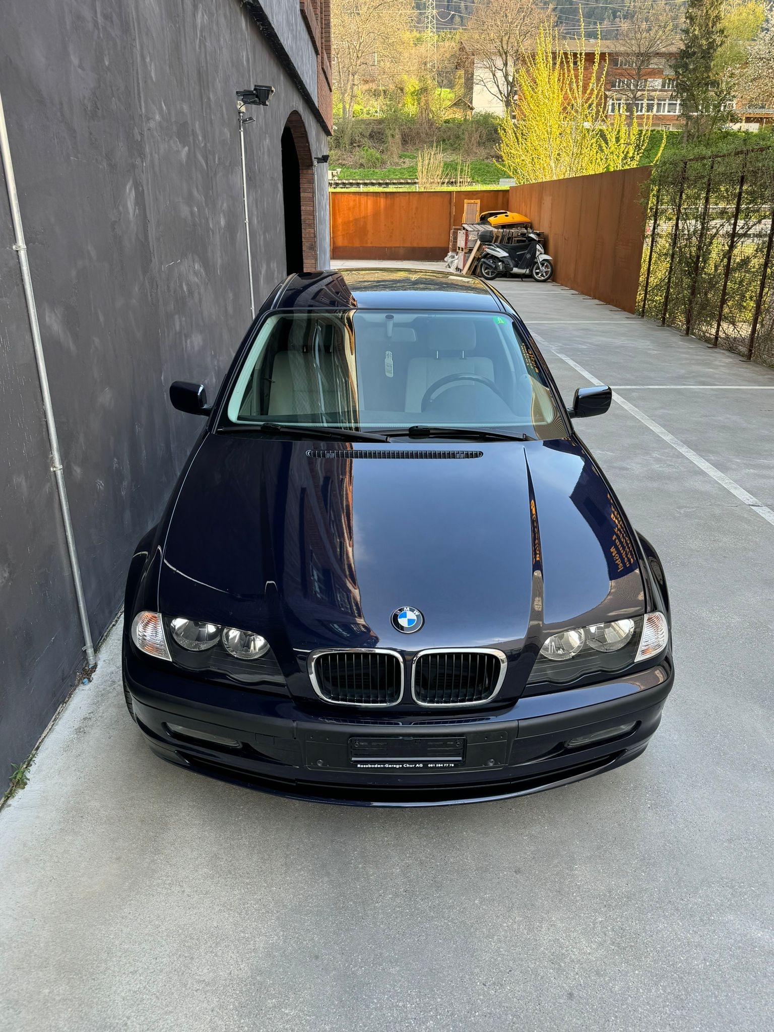 BMW 318i-image-4