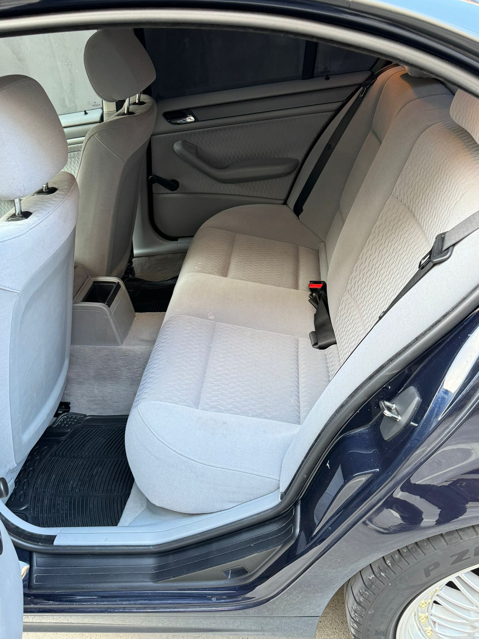 BMW 318i-image-9