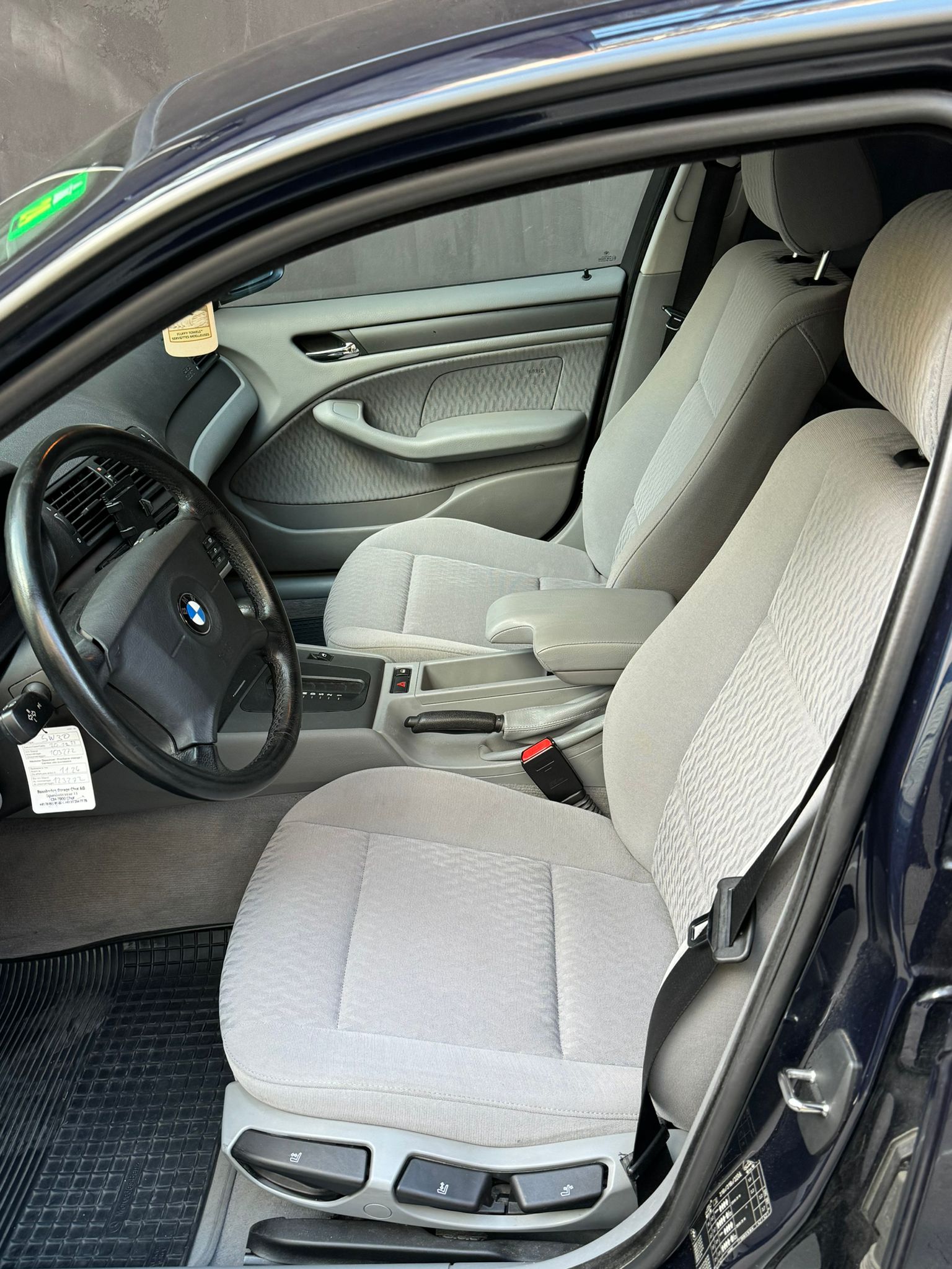 BMW 318i-image-8