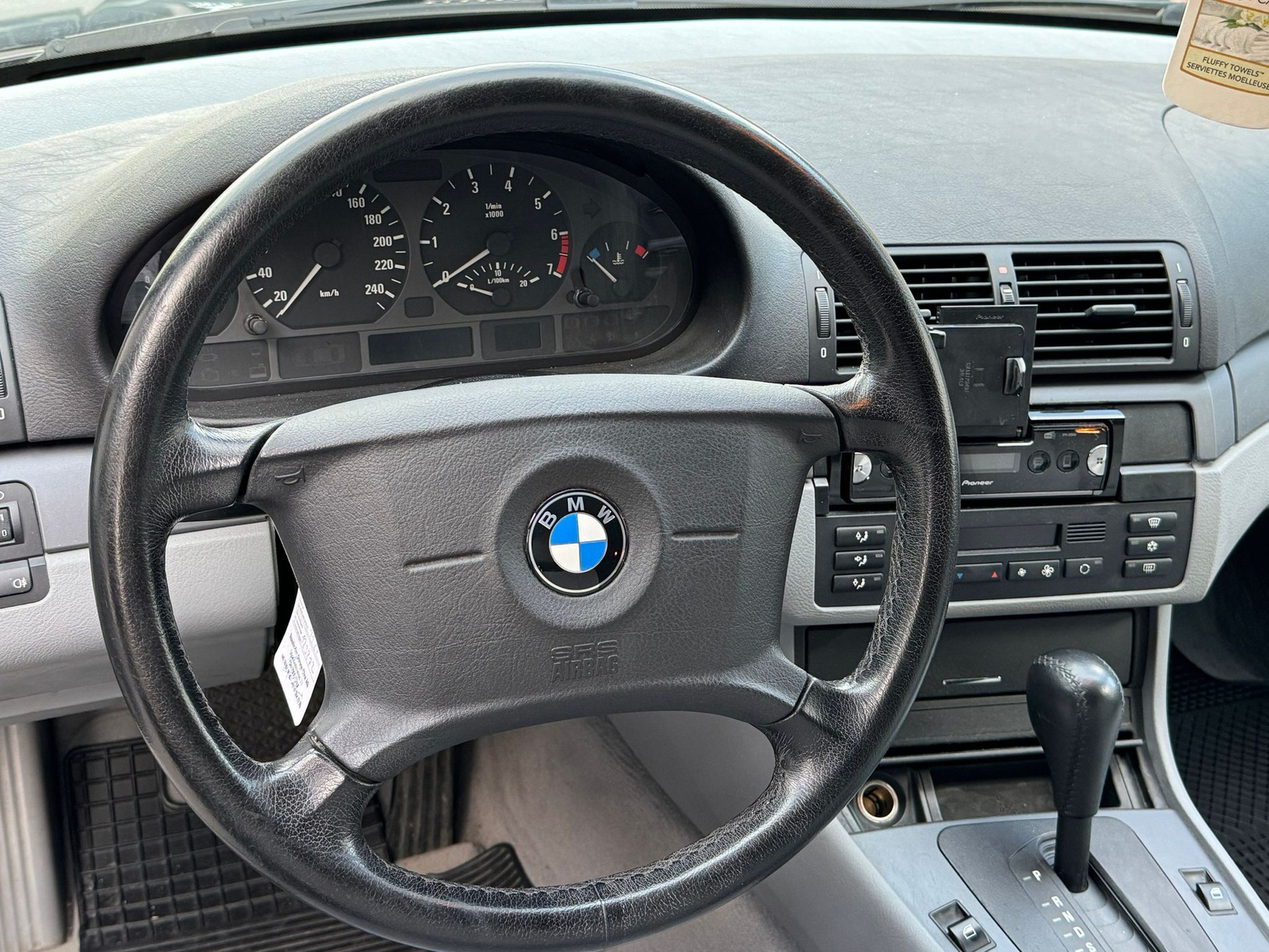 BMW 318i-image-12
