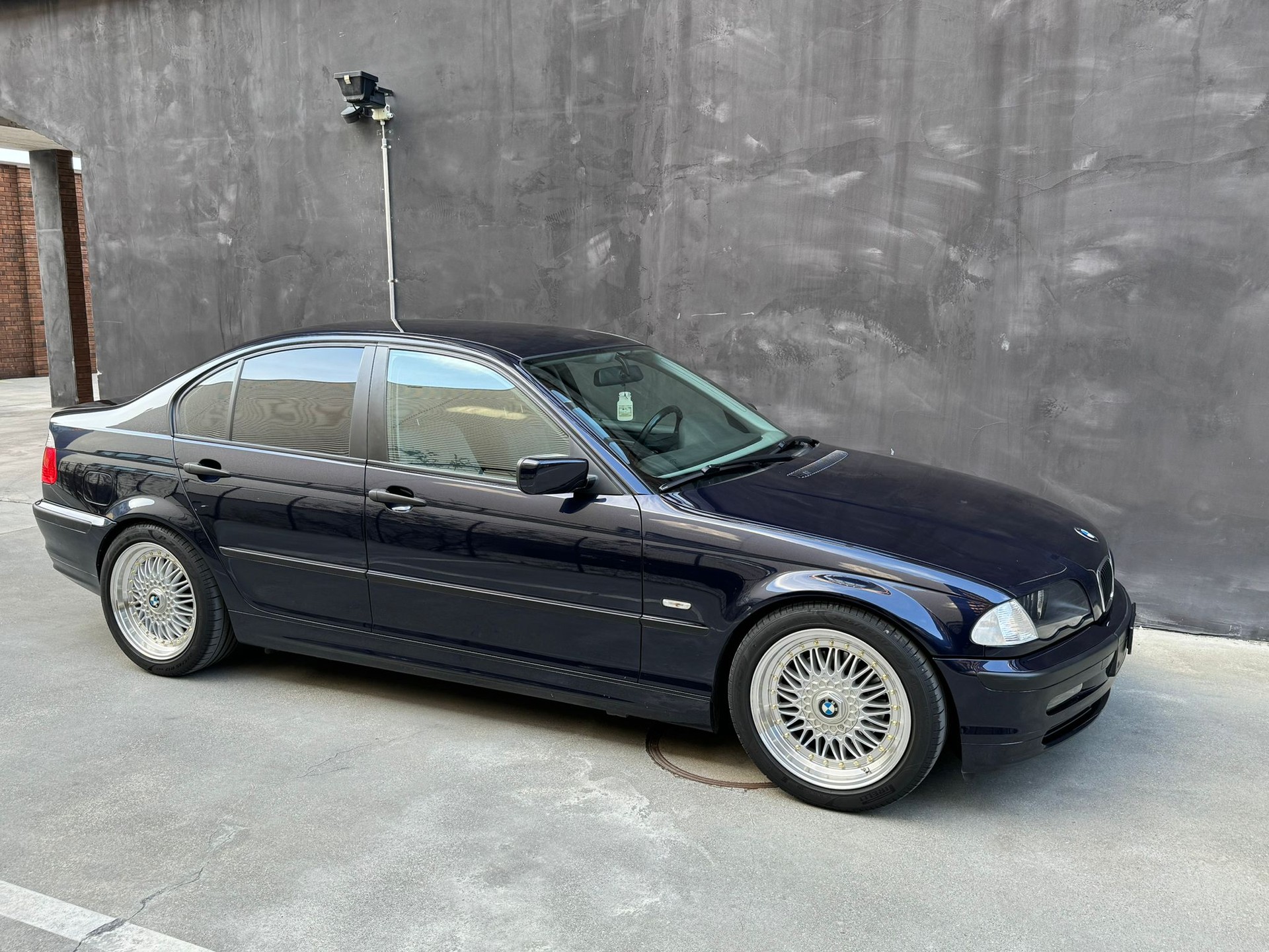 BMW 318i-image-2