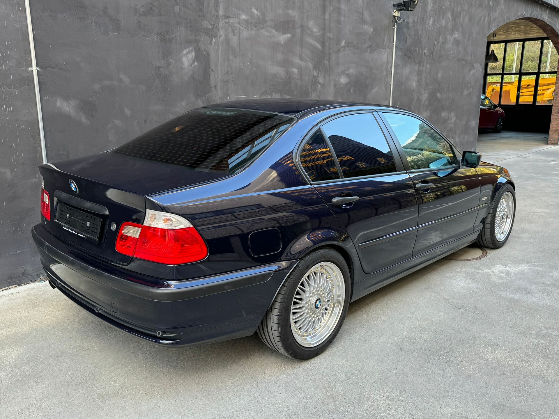 BMW 318i-image-5
