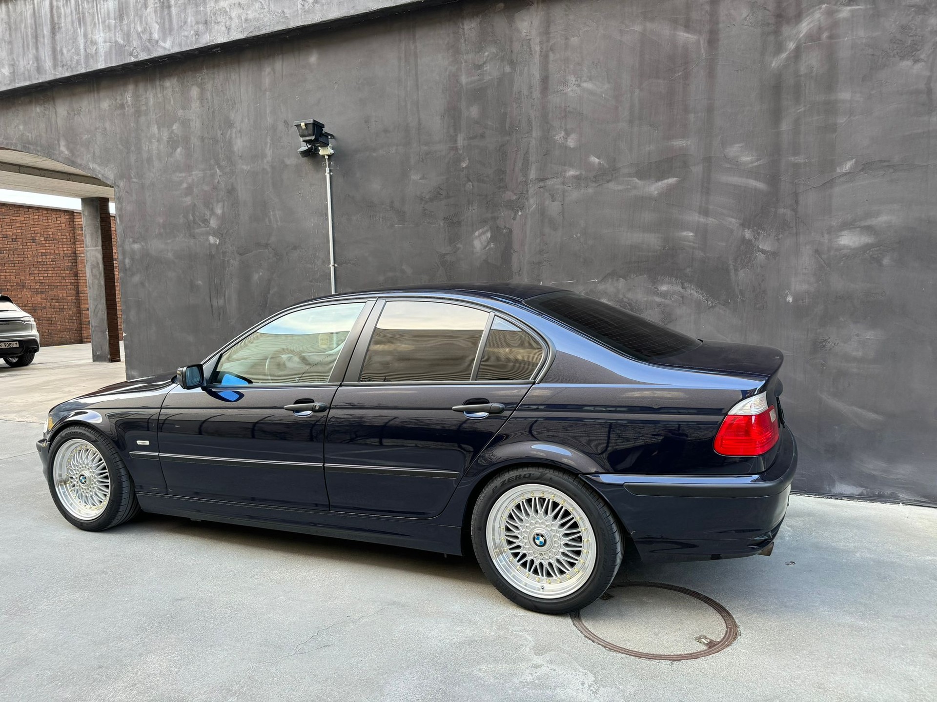 BMW 318i-image-6