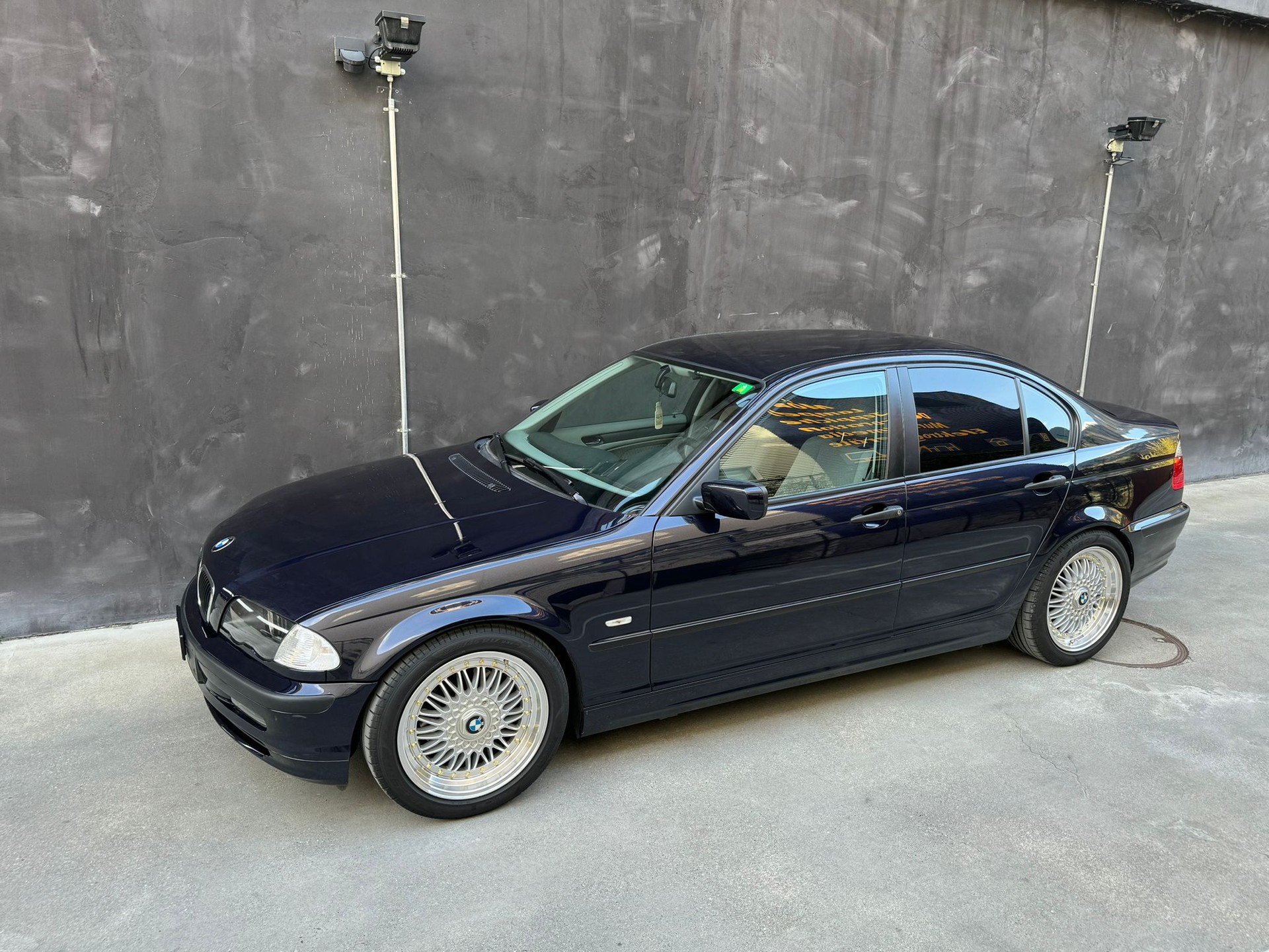 BMW 318i-image-1