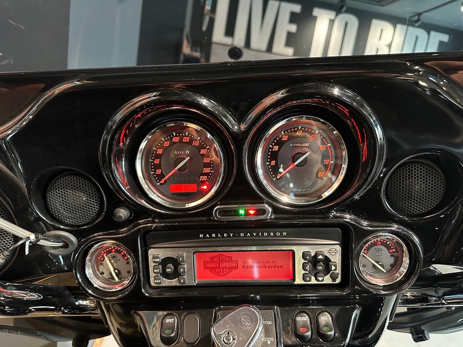 HARLEY-DAVIDSON FLHXSE Street Glide ABS CVO-image-12