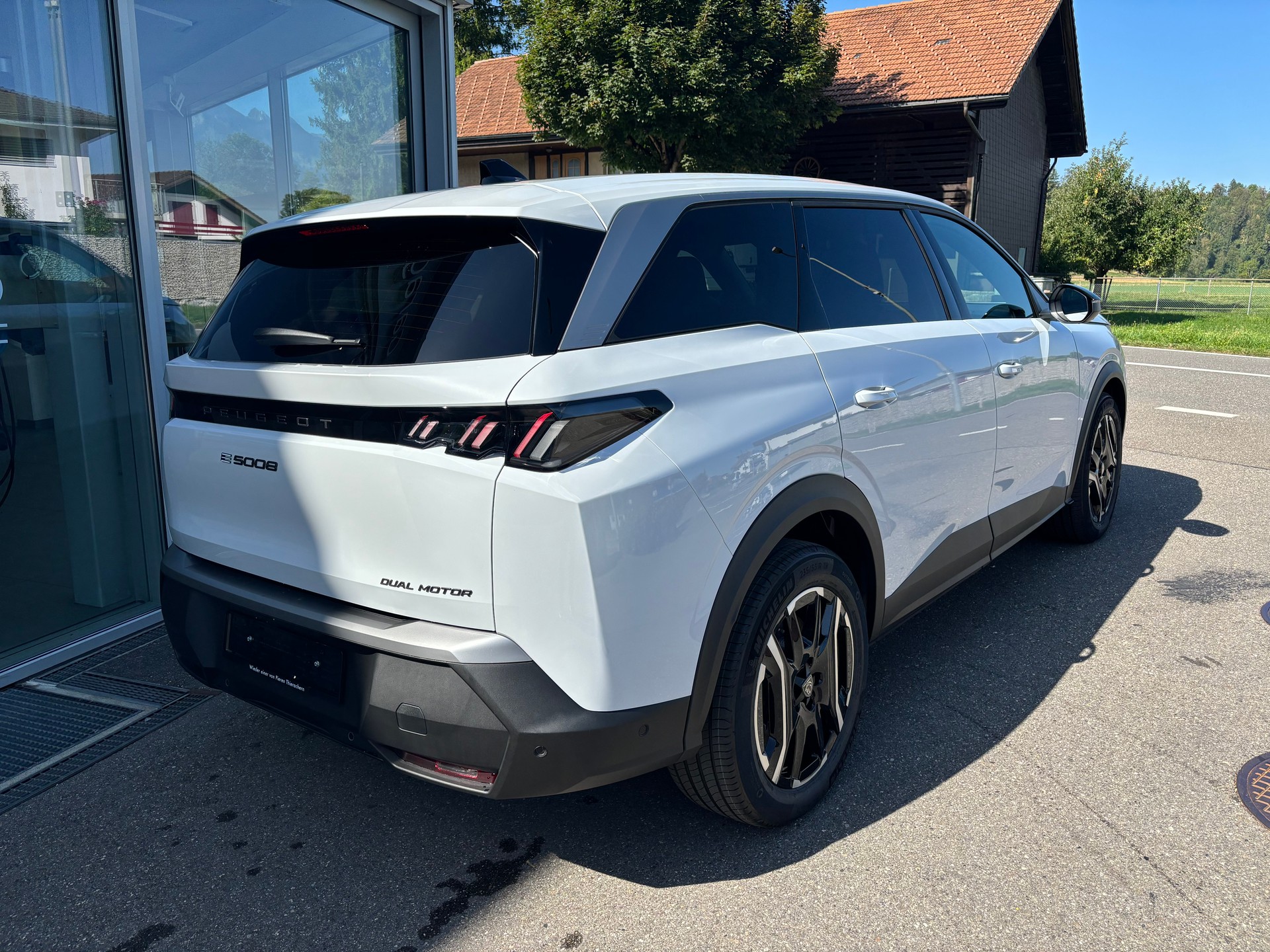 PEUGEOT 5008 210 73kWh Allure Premium Dual Motor 325-image-3
