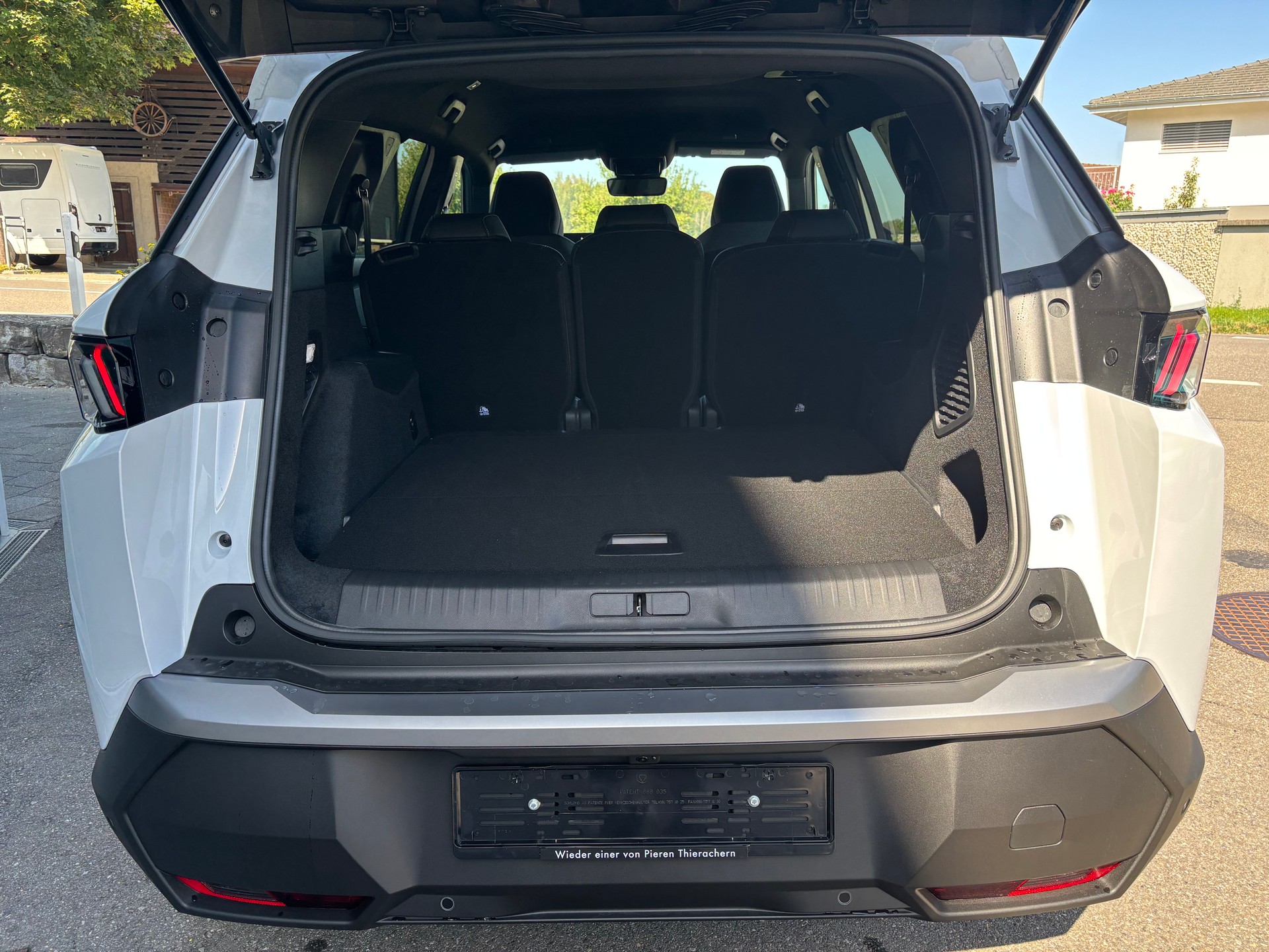 PEUGEOT 5008 210 73kWh Allure Premium Dual Motor 325-image-4