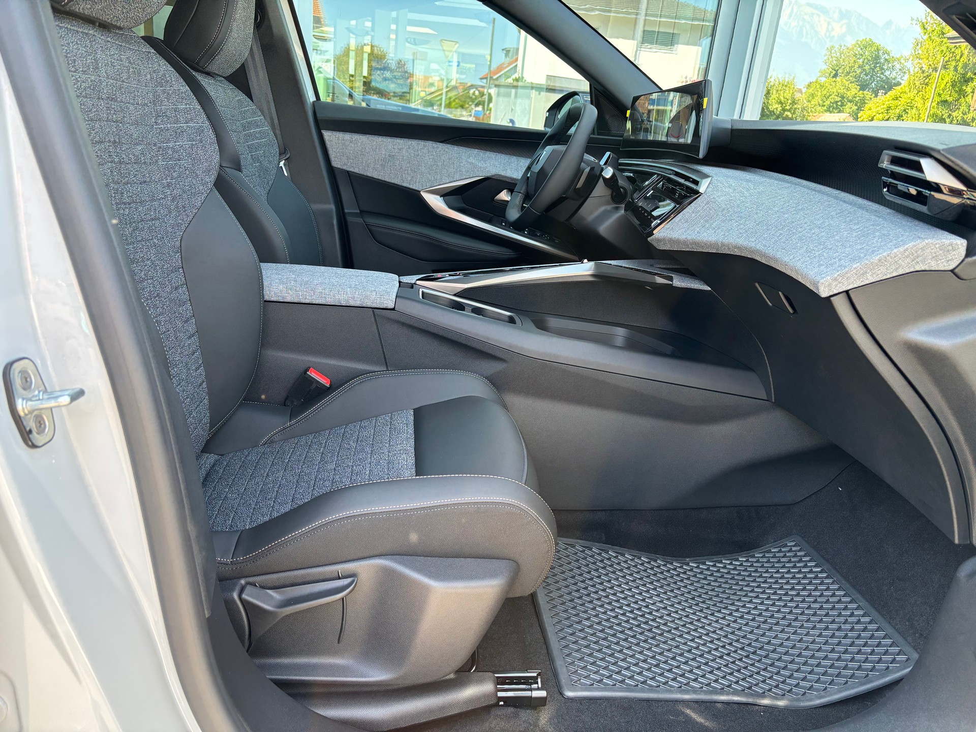 PEUGEOT 5008 210 73kWh Allure Premium Dual Motor 325-image-8