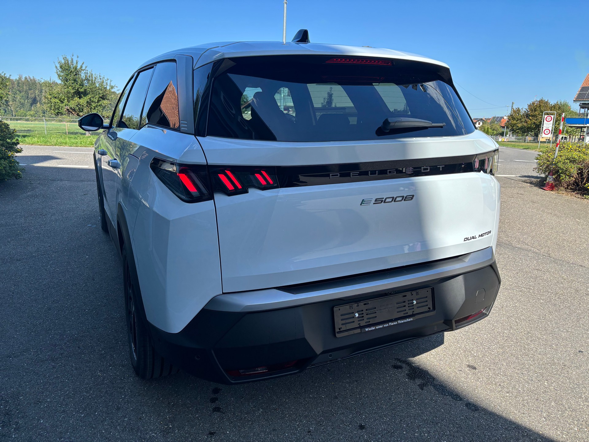 PEUGEOT 5008 210 73kWh Allure Premium Dual Motor 325-image-2
