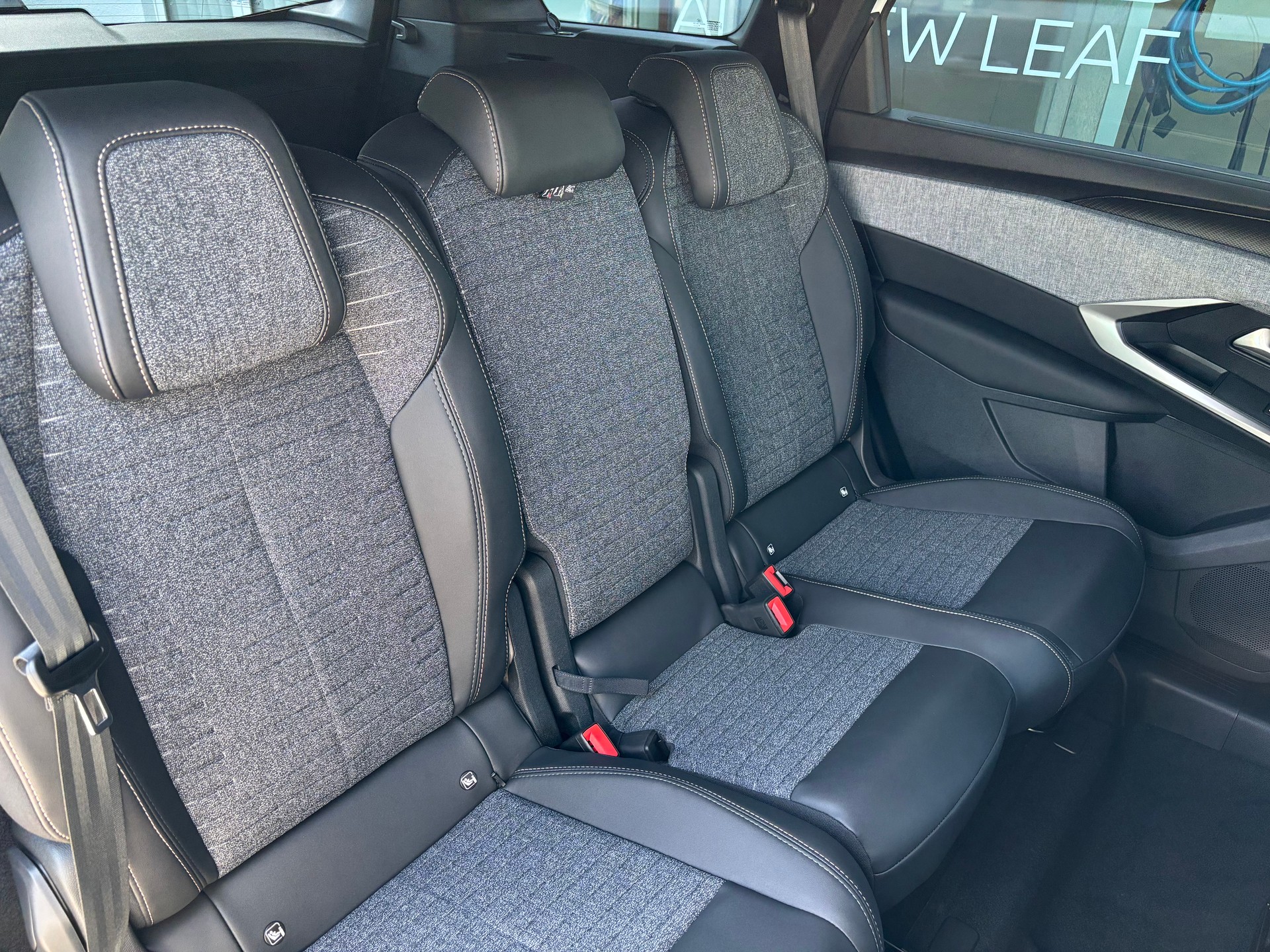 PEUGEOT 5008 210 73kWh Allure Premium Dual Motor 325-image-7