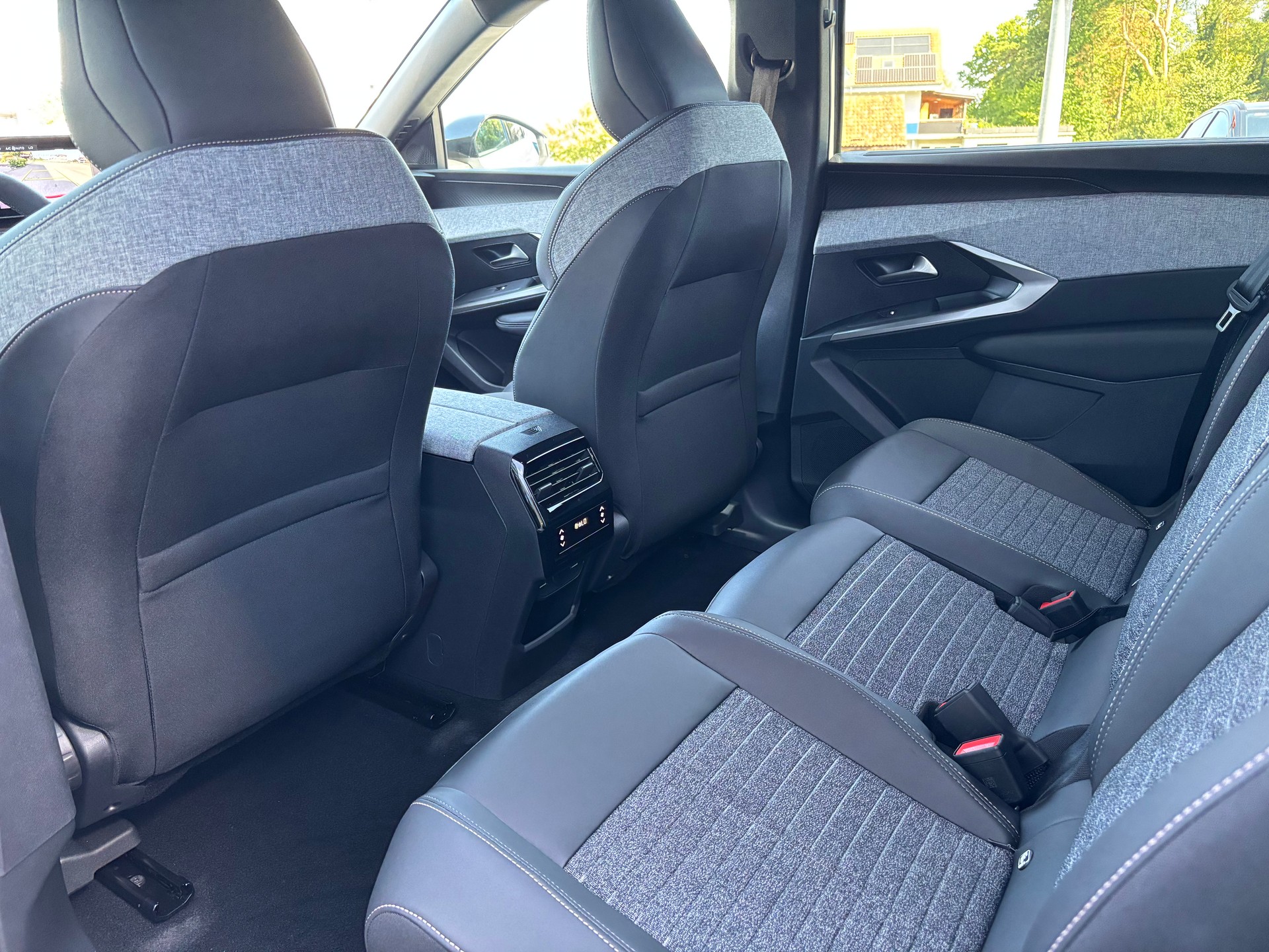 PEUGEOT 5008 210 73kWh Allure Premium Dual Motor 325-image-9