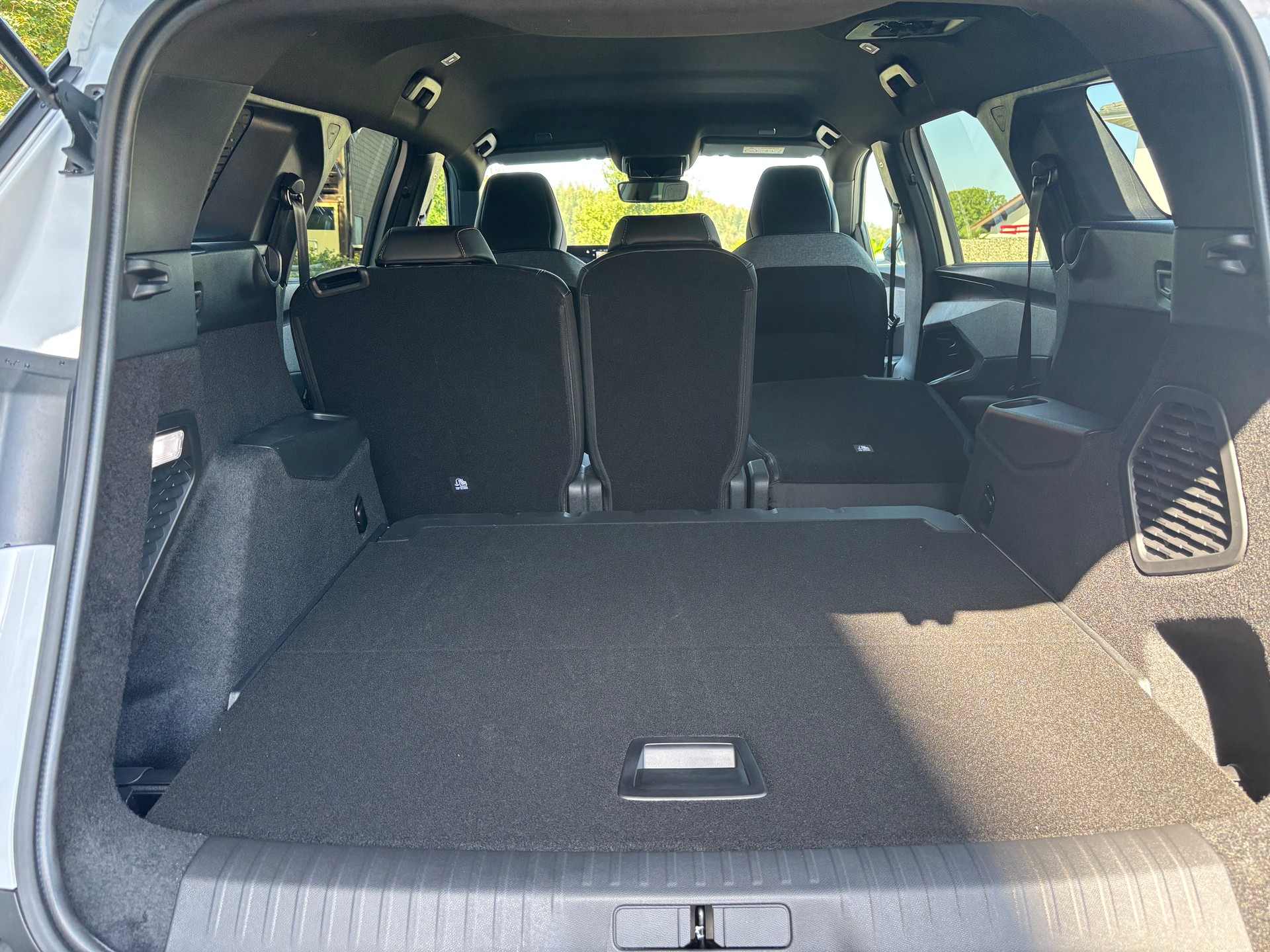 PEUGEOT 5008 210 73kWh Allure Premium Dual Motor 325-image-6