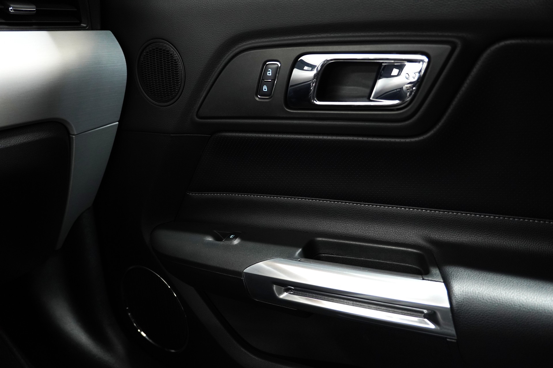FORD Mustang Convertible 2.3 Automat-image-24