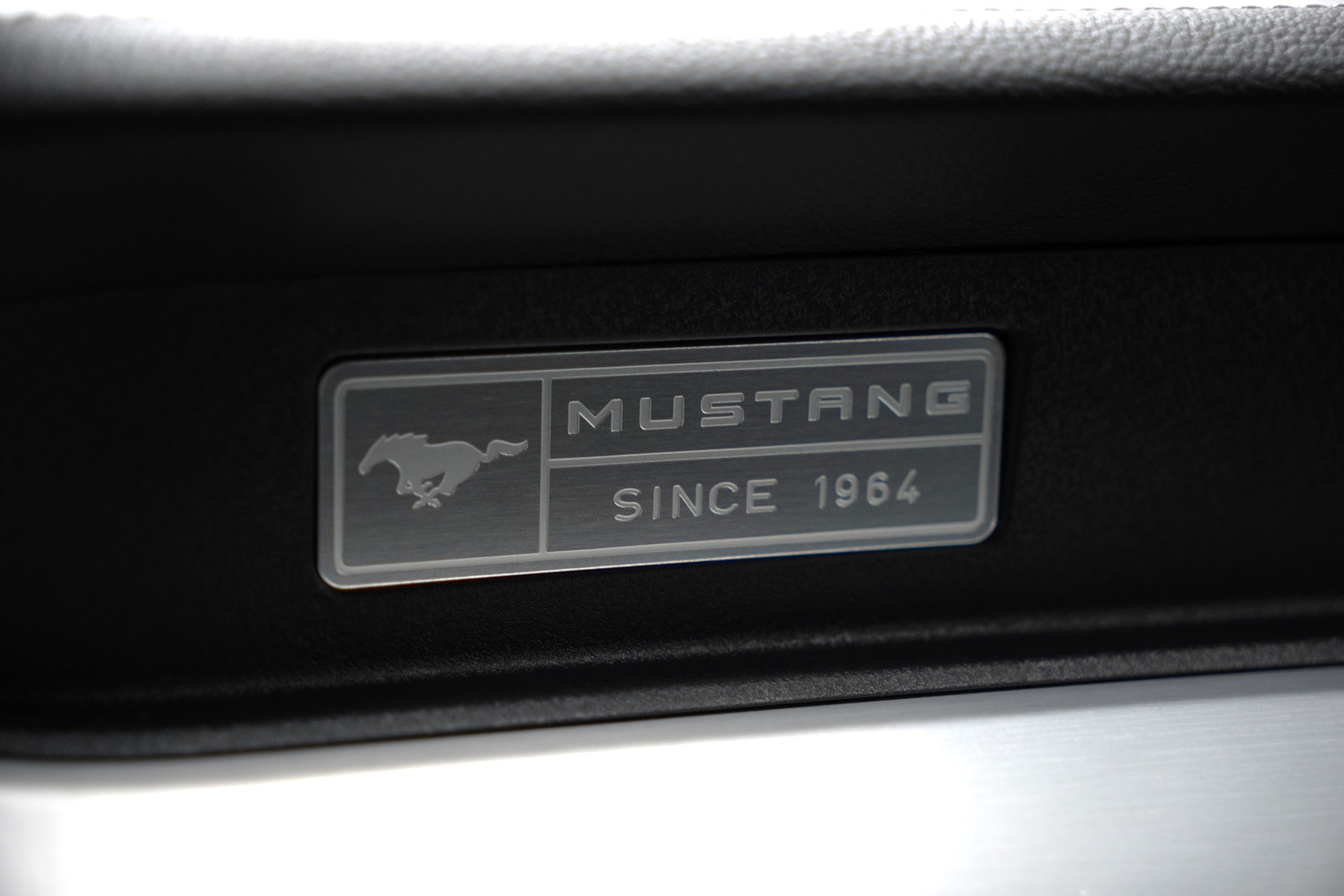 FORD Mustang Convertible 2.3 Automat-image-23