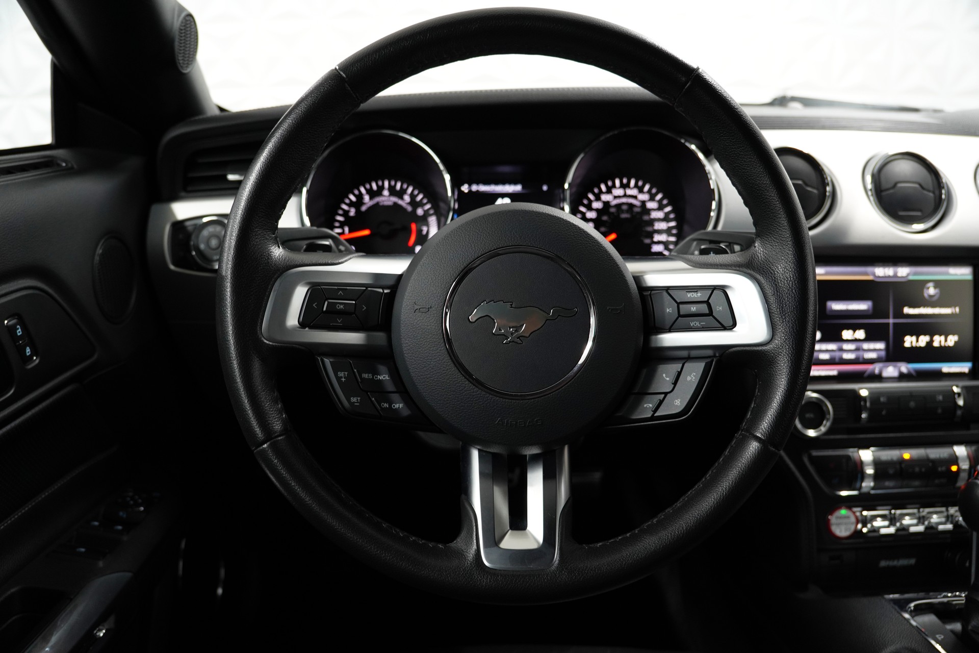 FORD Mustang Convertible 2.3 Automat-image-13