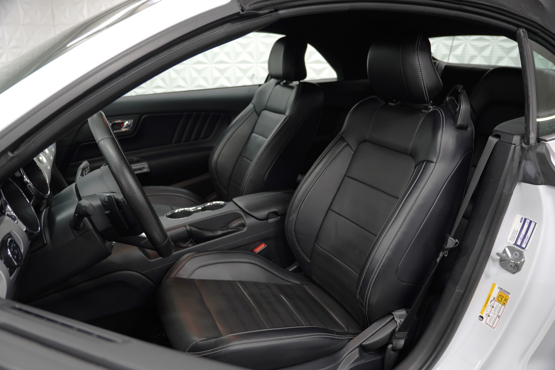 FORD Mustang Convertible 2.3 Automat-image-10
