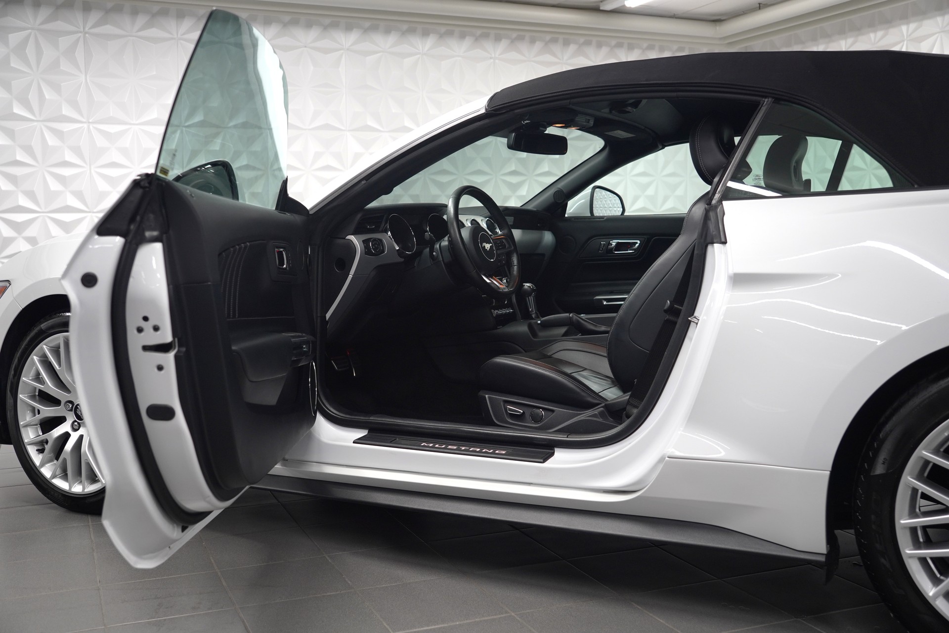 FORD Mustang Convertible 2.3 Automat-image-27