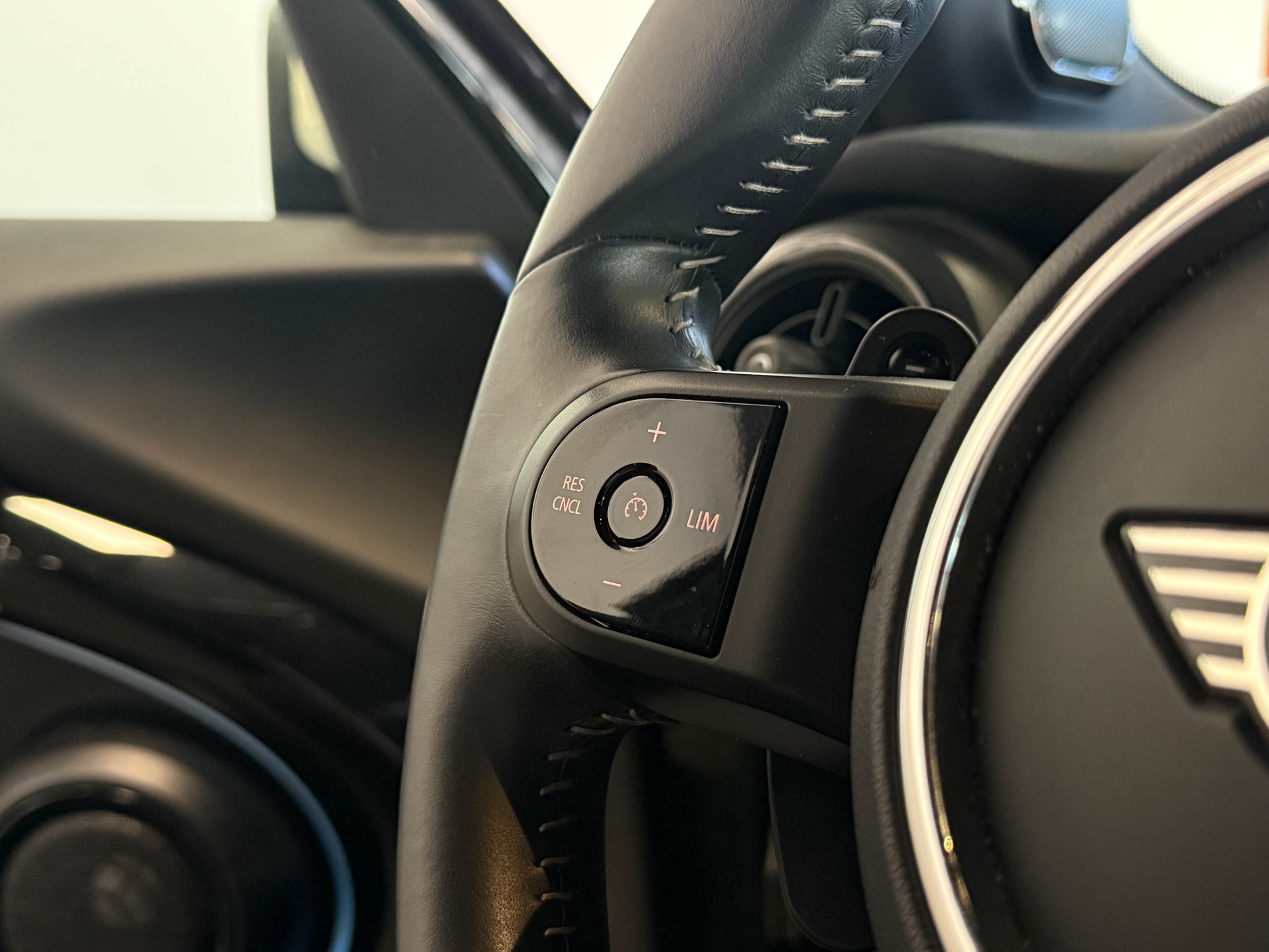 MINI Cooper S Steptronic DKG Resolute Edition-image-8