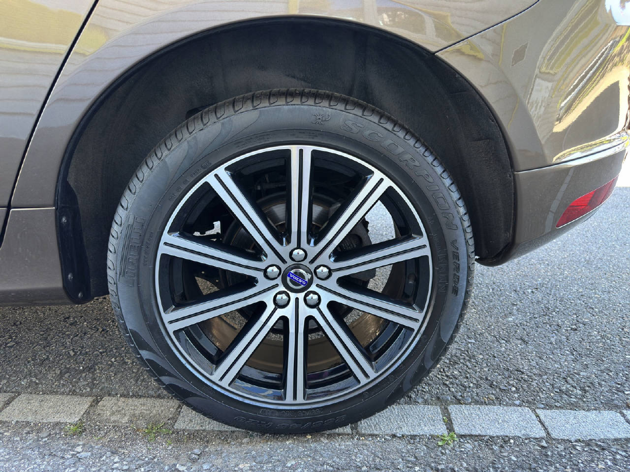 VOLVO XC60 2.4 D5 Executive Plus-image-7