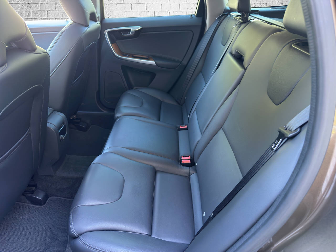 VOLVO XC60 2.4 D5 Executive Plus-image-11