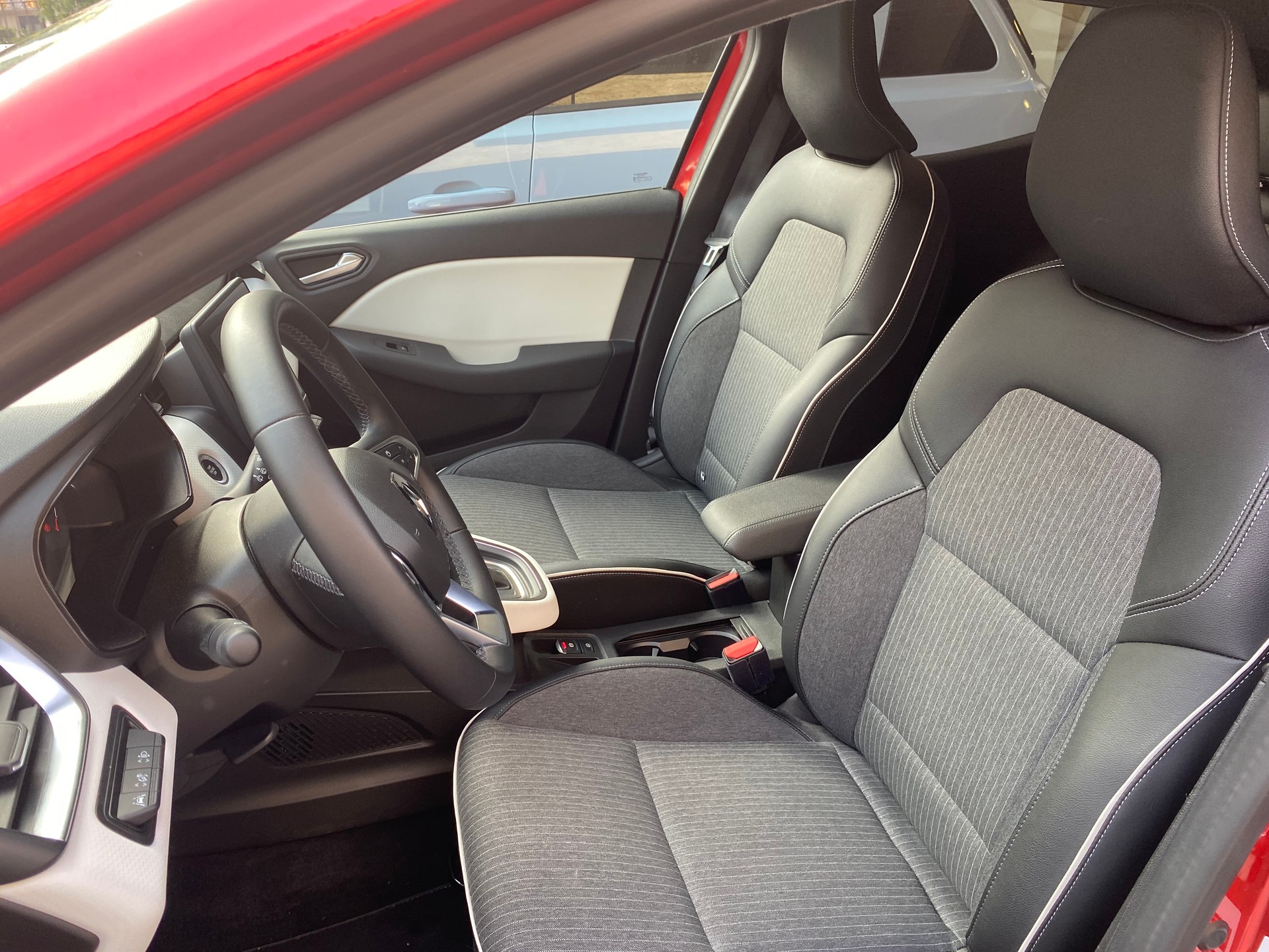 RENAULT Clio 1.6 E-Tech Techno-image-8