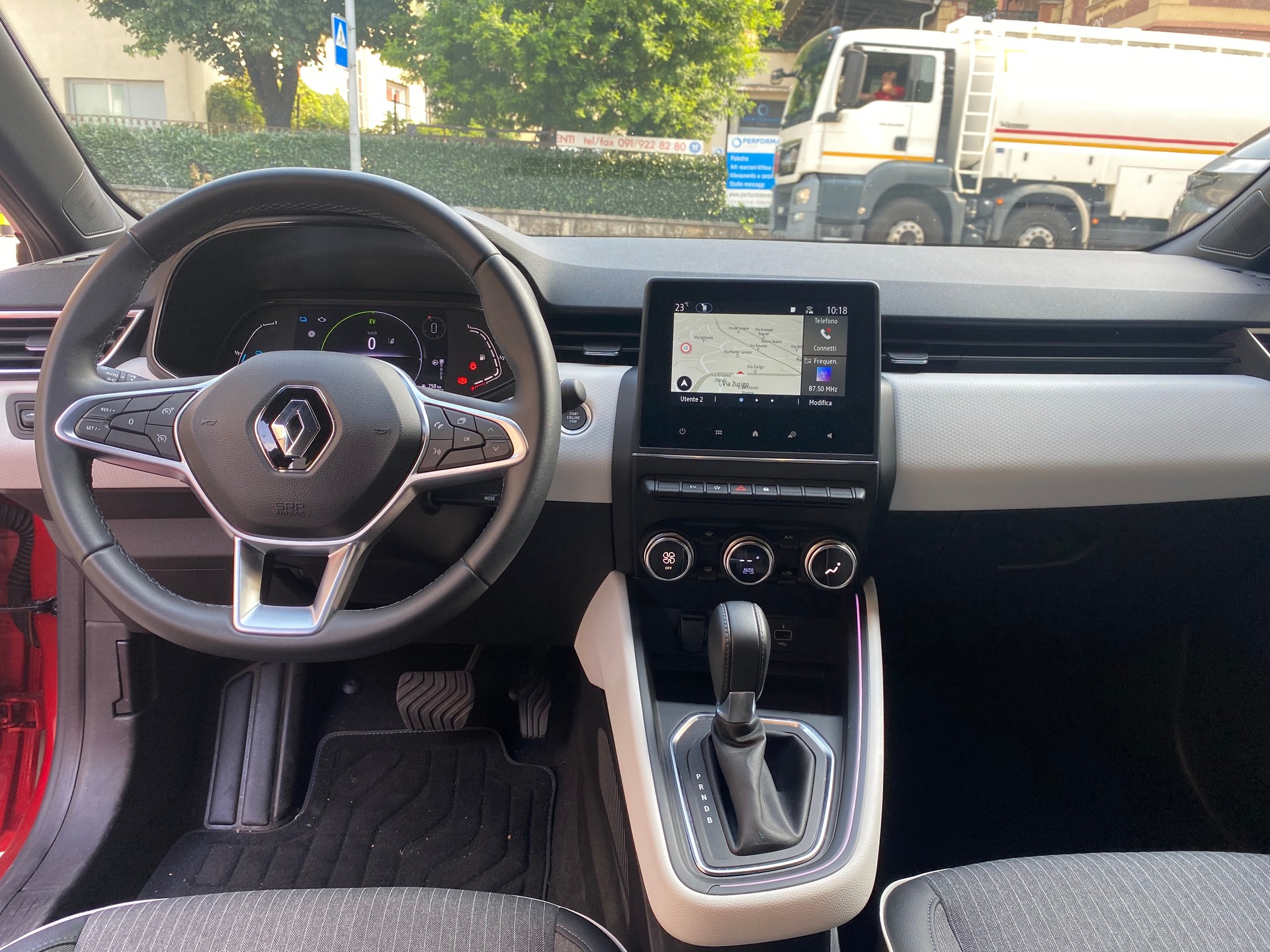 RENAULT Clio 1.6 E-Tech Techno-image-10