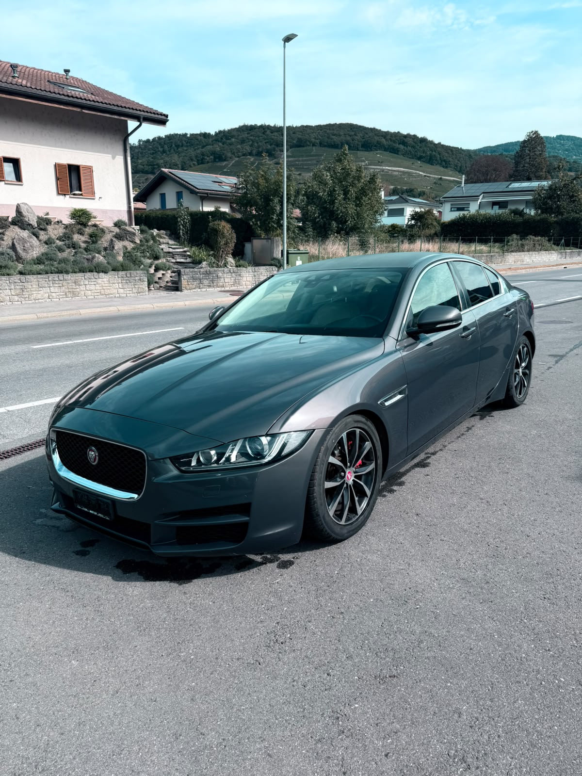 JAGUAR XE 20d R-Sport Automat-image-0