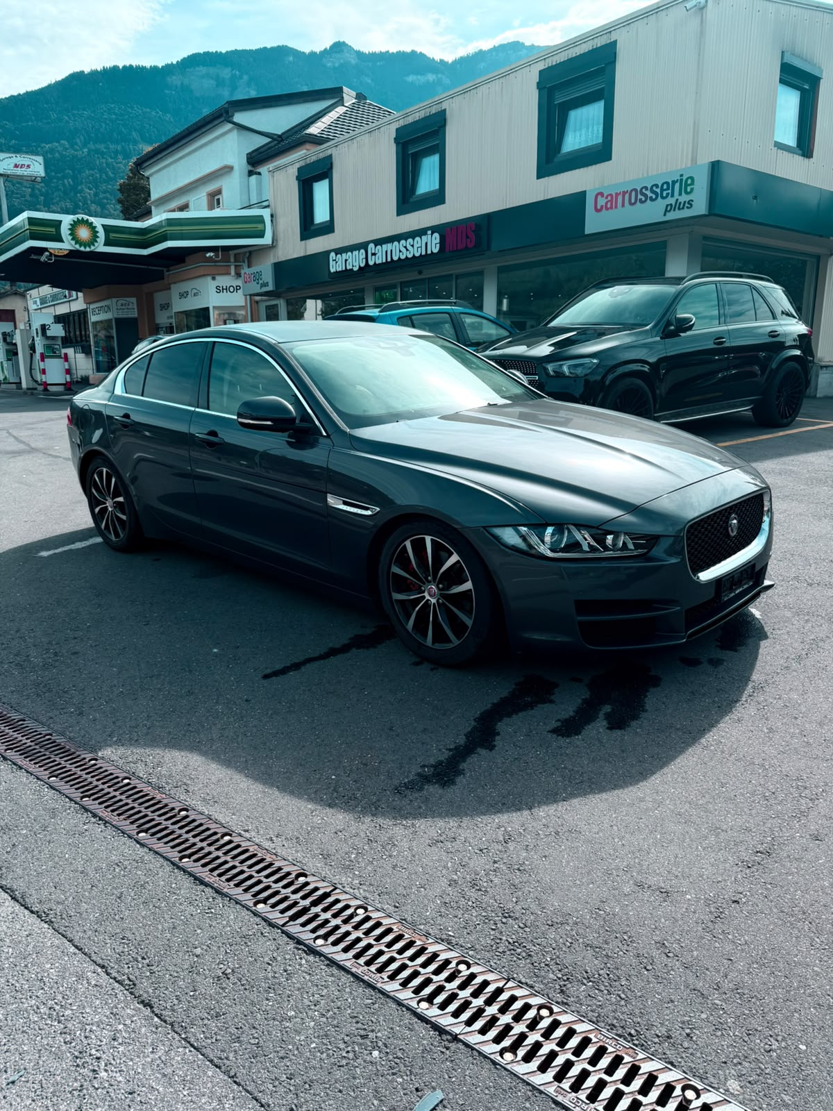 JAGUAR XE 20d R-Sport Automat-image-2