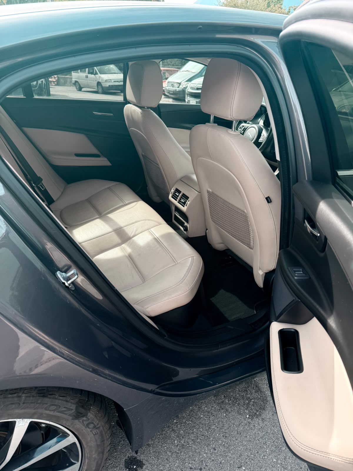 JAGUAR XE 20d R-Sport Automat-image-11