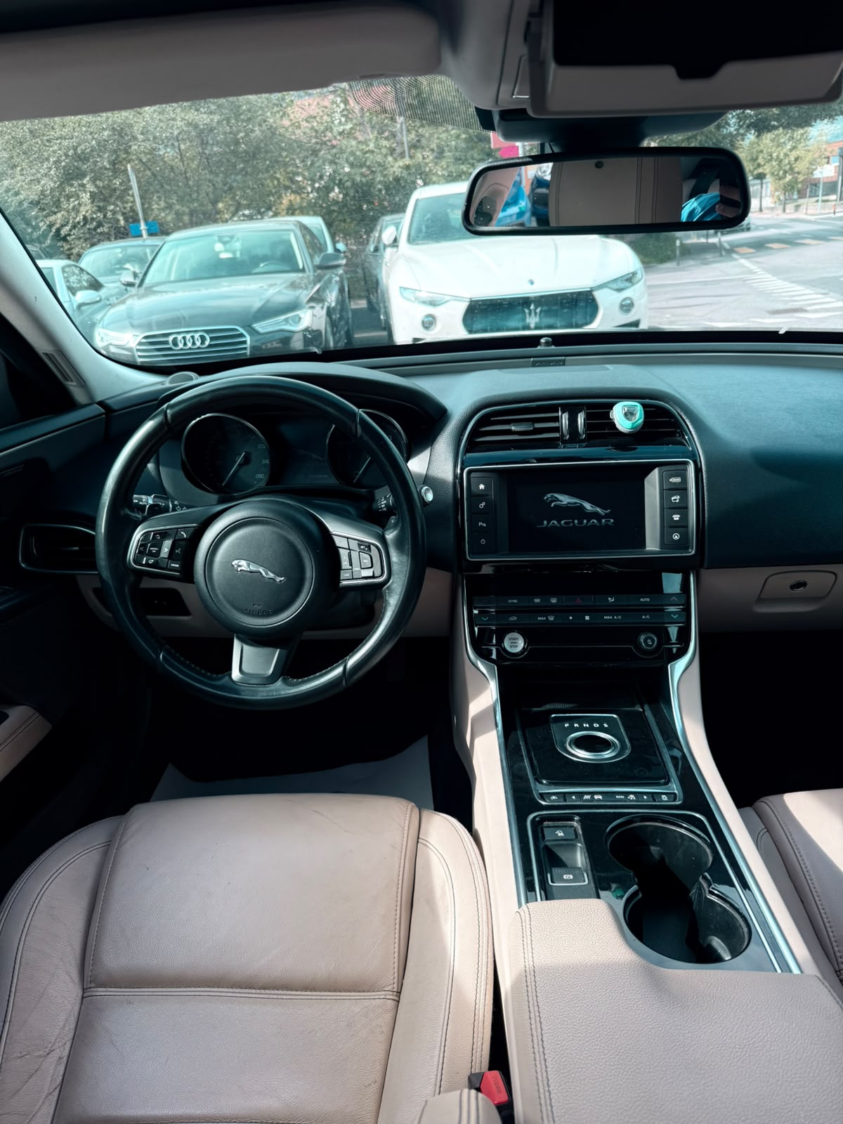 JAGUAR XE 20d R-Sport Automat-image-9