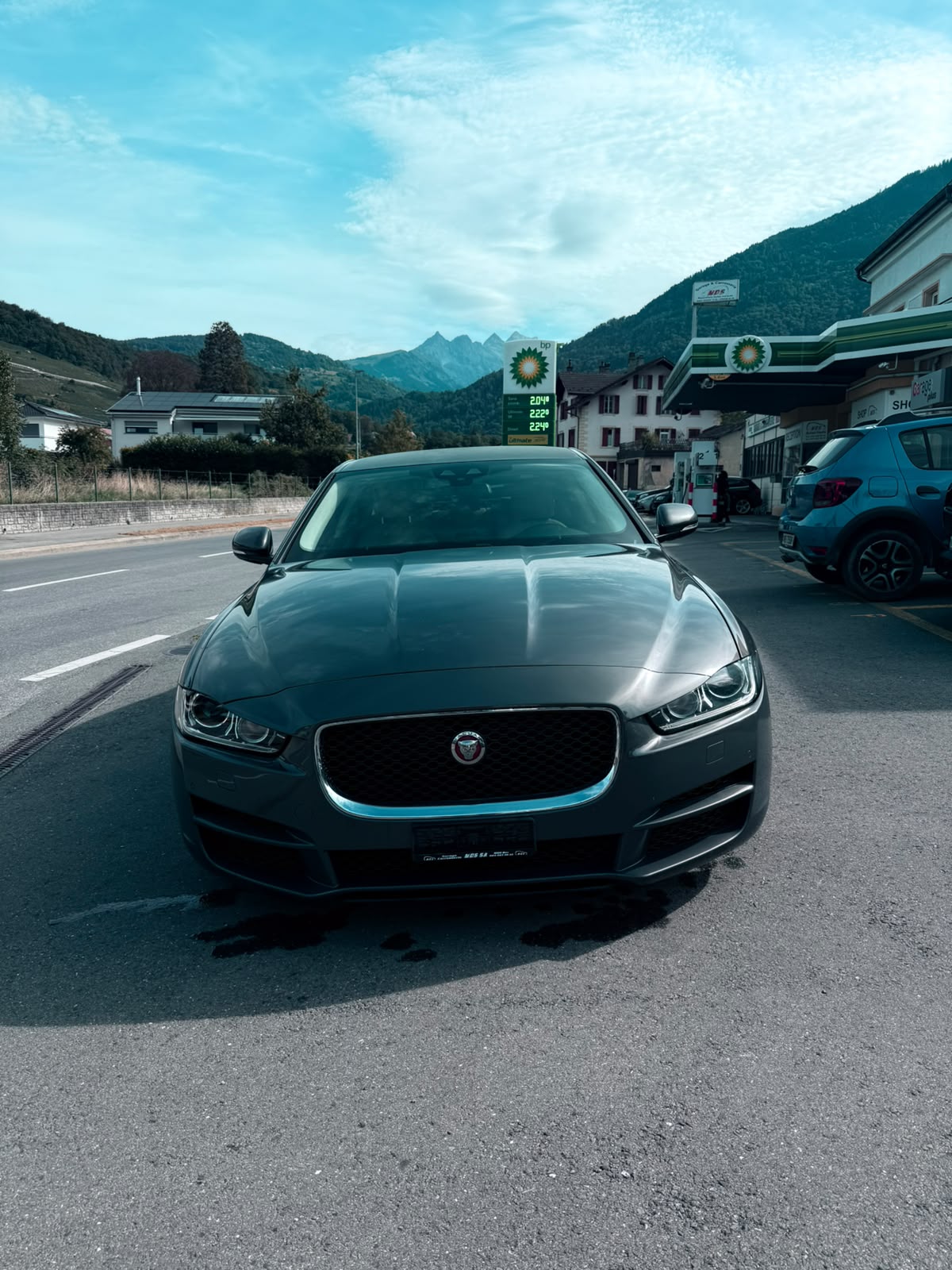 JAGUAR XE 20d R-Sport Automat-image-1