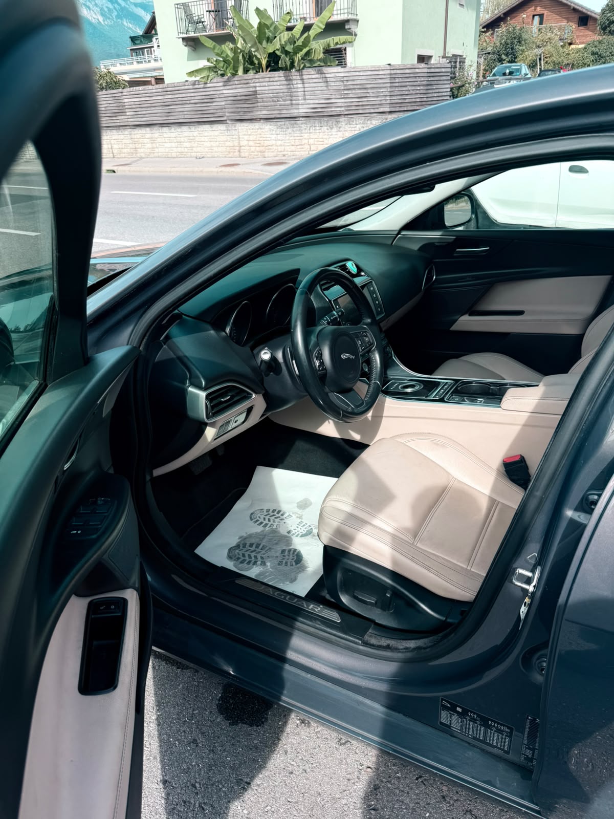 JAGUAR XE 20d R-Sport Automat-image-8