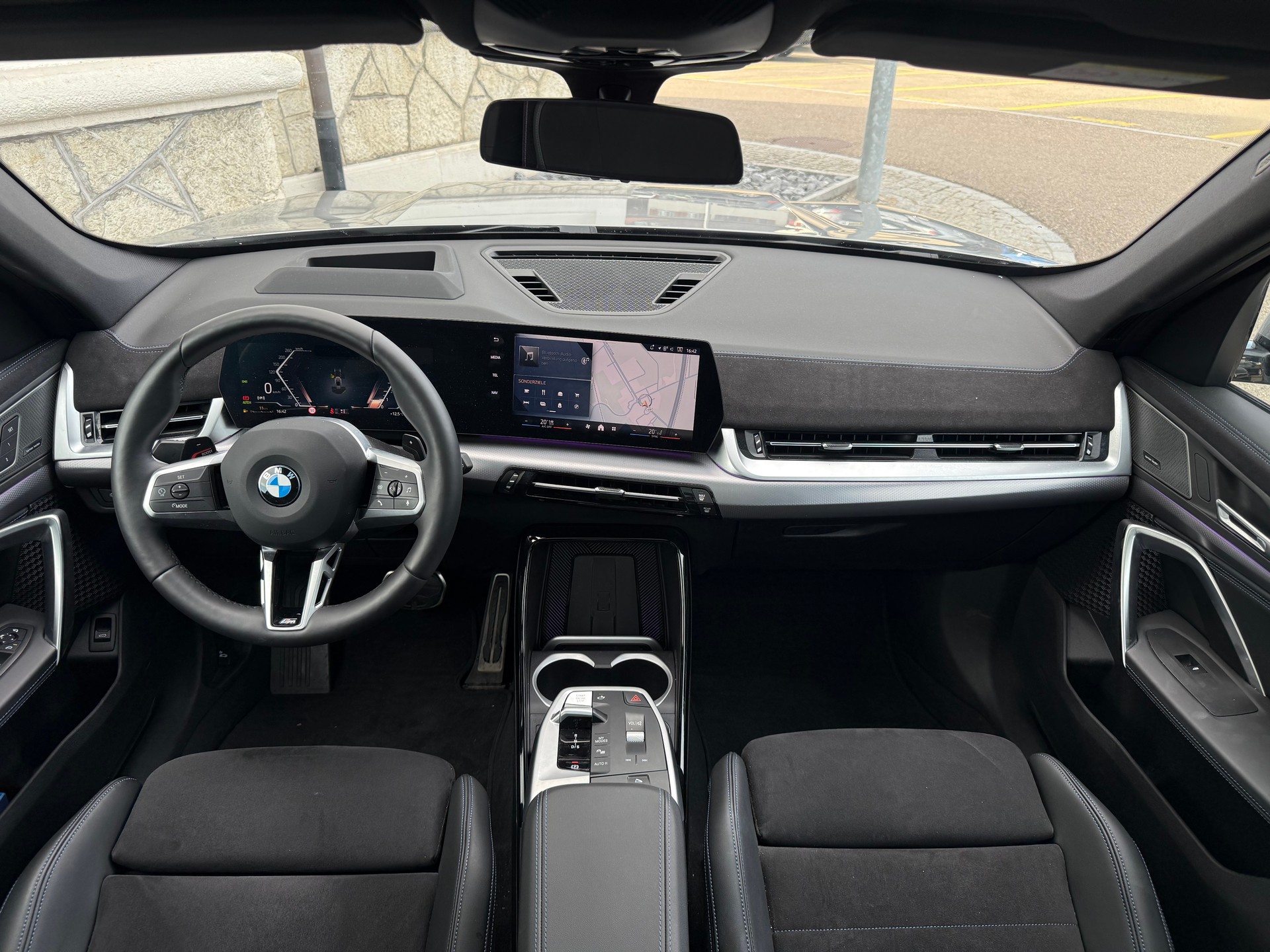 BMW X1 23i xDrive paddles M-SPORT PRO-image-11
