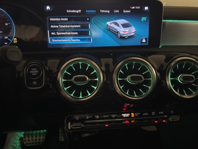 MERCEDES-BENZ CLA 220 d AMG Line-image-8