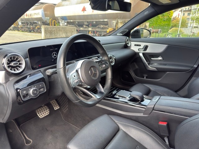MERCEDES-BENZ CLA 220 d AMG Line-image-5