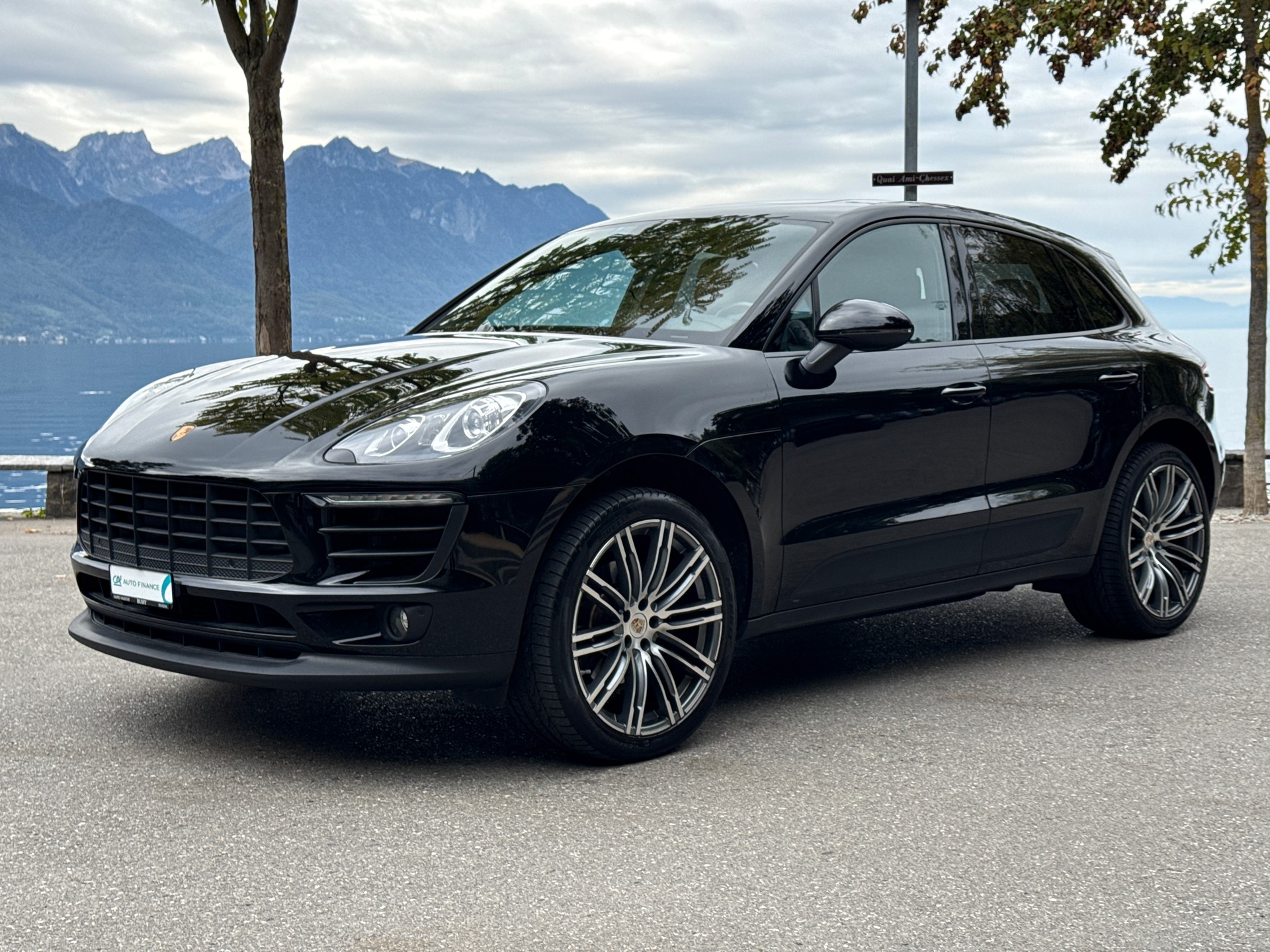 PORSCHE Macan PDK-showroom-element-1