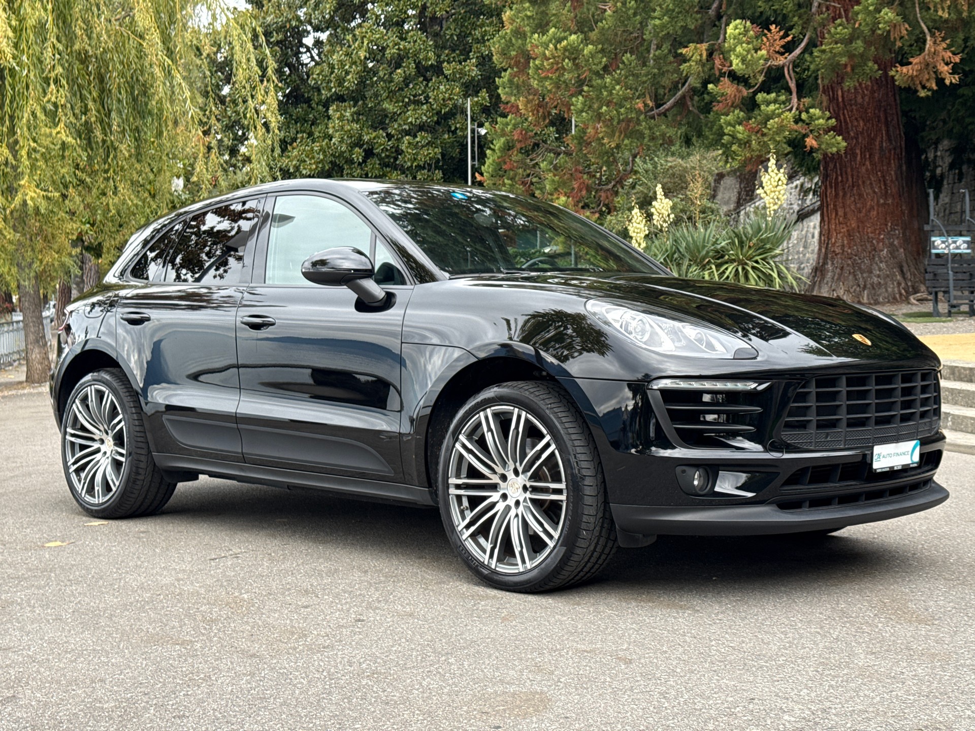PORSCHE Macan PDK-showroom-element-3