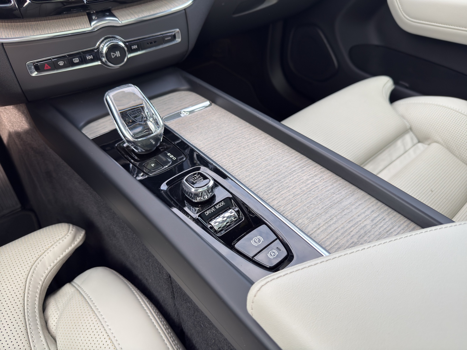 VOLVO XC60 2.0 T8 TE Inscription eAWD-image-10