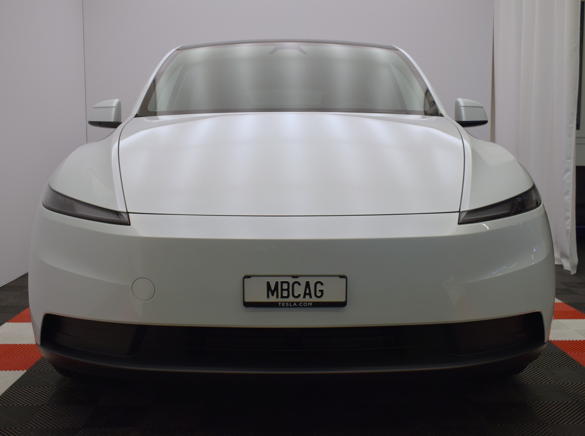 TESLA Model Y 534km WLTP, CH IVI, 2026er Facelift mit schwarzem Dachhimmel und neuem 16 Zoll Monitor-image-4