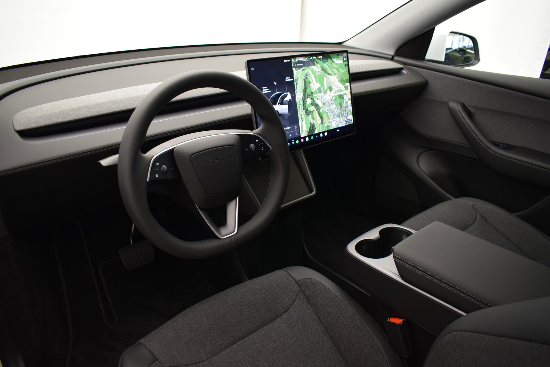 TESLA Model Y 534km WLTP, CH IVI, 2026er Facelift mit schwarzem Dachhimmel und neuem 16 Zoll Monitor-image-2