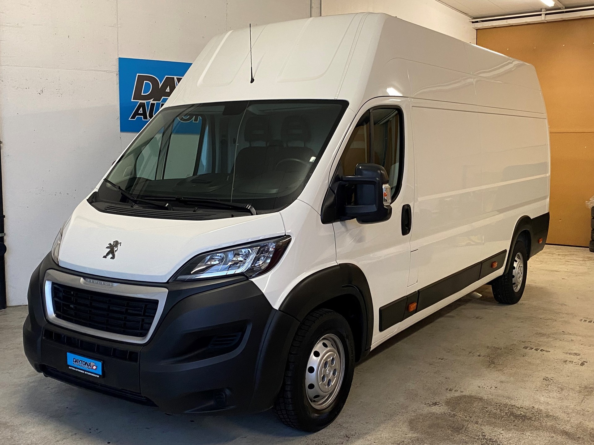 PEUGEOT Boxer 2.2 HDI 435 Premium L4H3-image-0