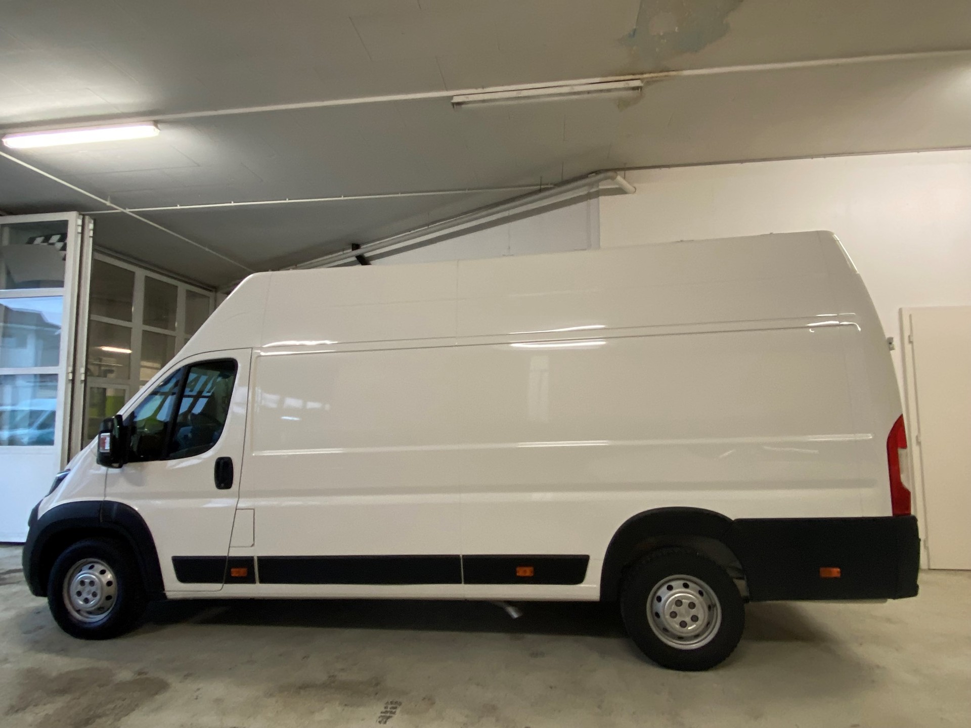 PEUGEOT Boxer 2.2 HDI 435 Premium L4H3-image-1