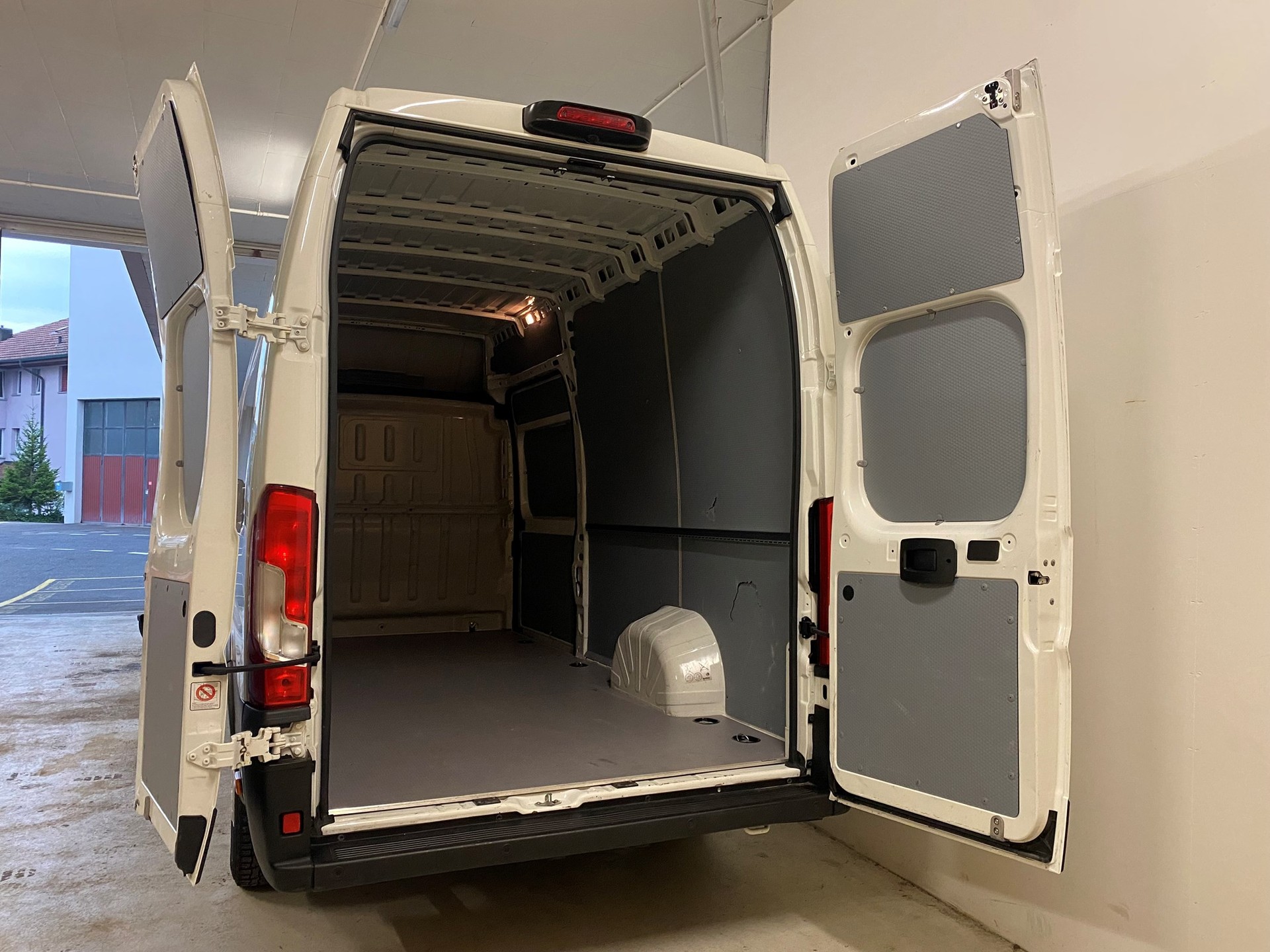 PEUGEOT Boxer 2.2 HDI 435 Premium L4H3-image-4