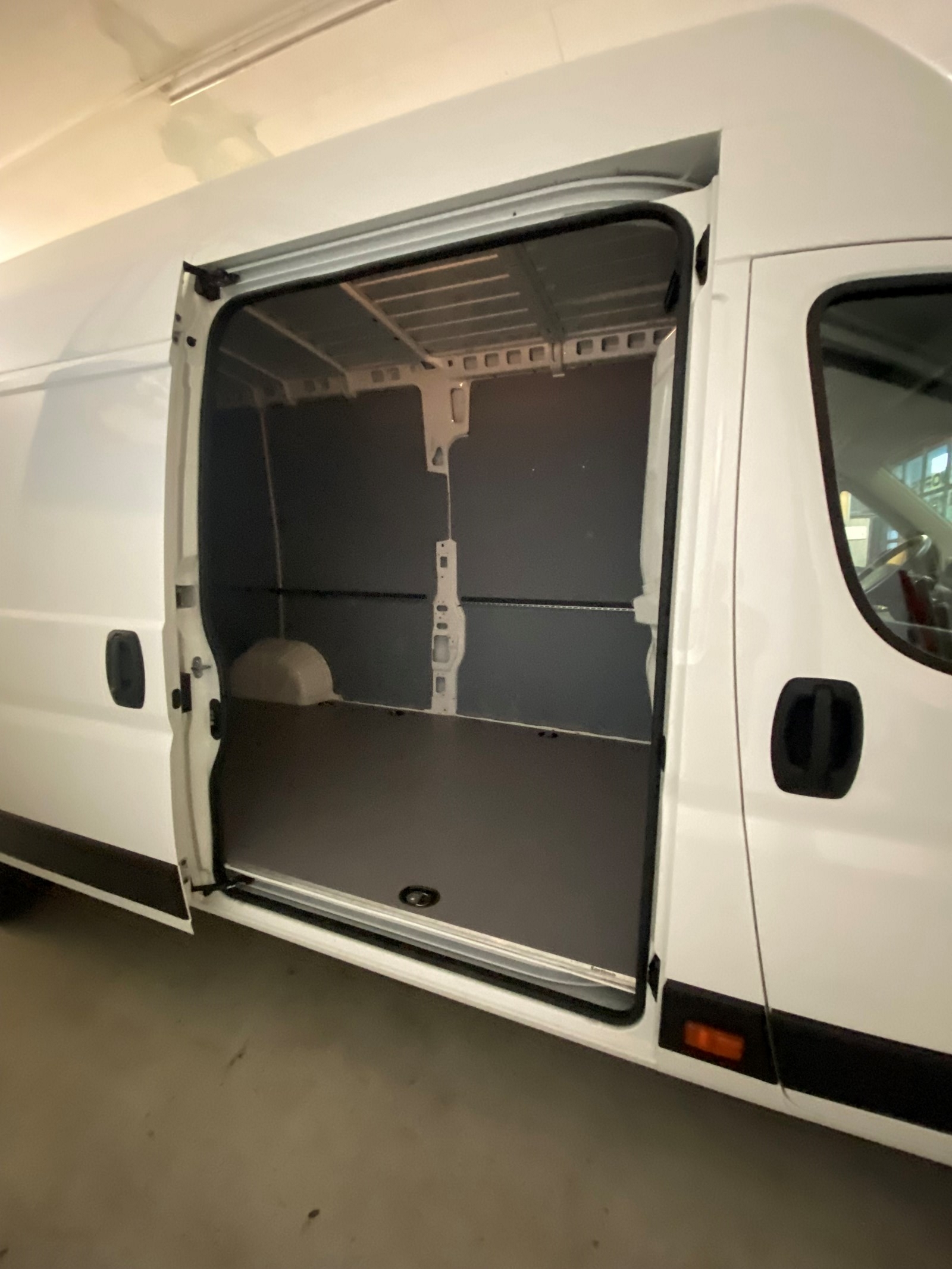 PEUGEOT Boxer 2.2 HDI 435 Premium L4H3-image-6