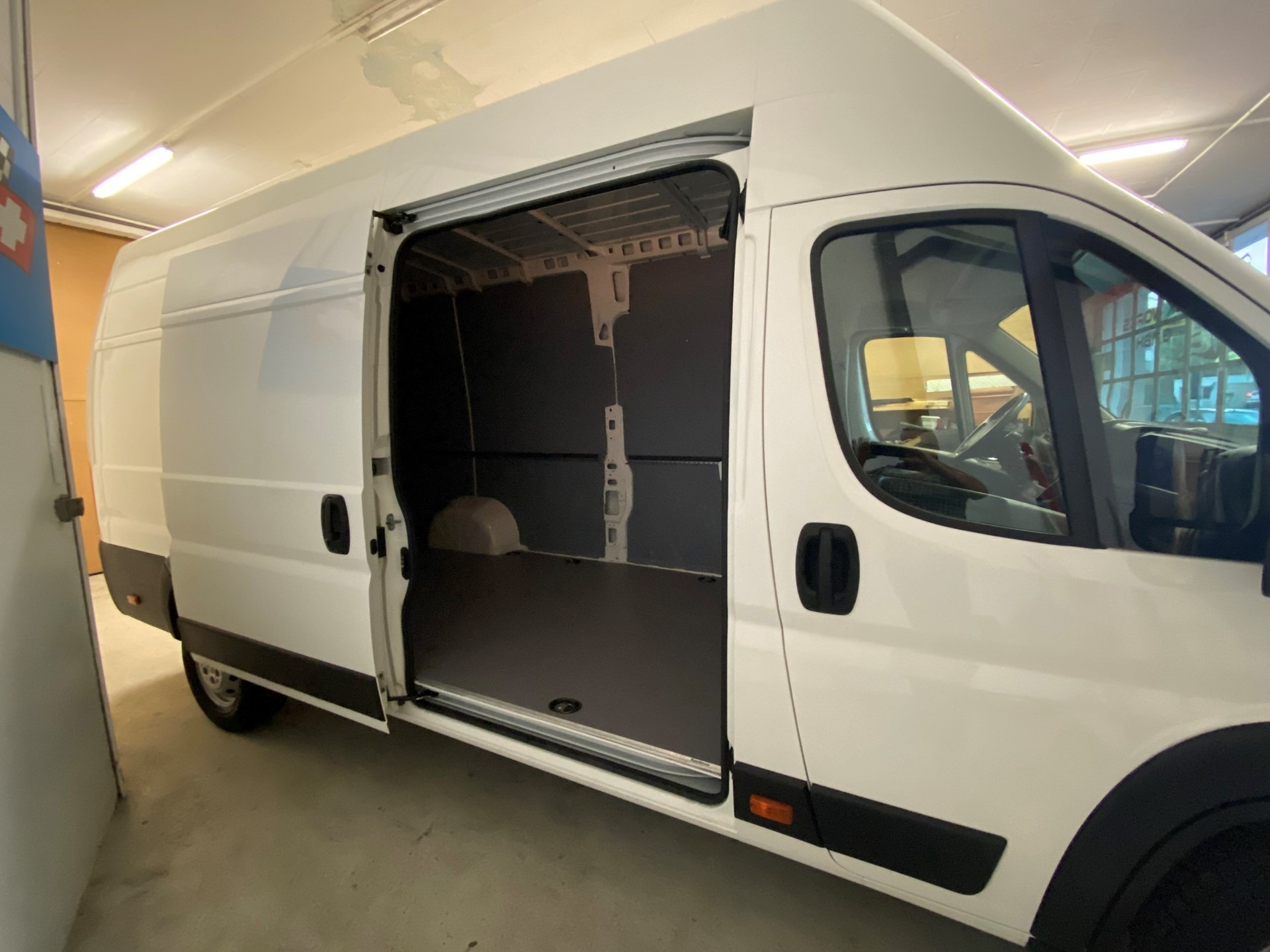 PEUGEOT Boxer 2.2 HDI 435 Premium L4H3-image-7