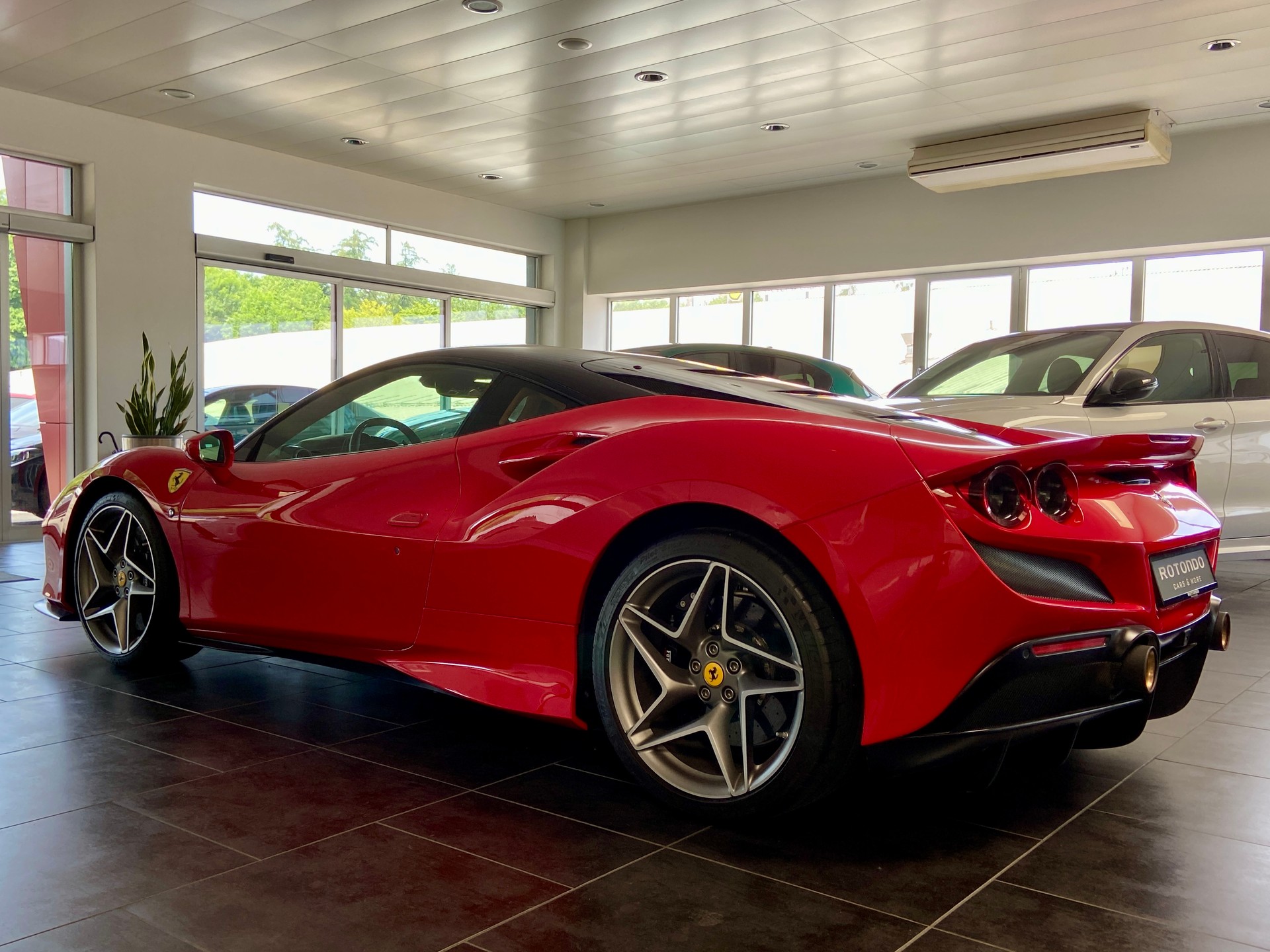 FERRARI F8 Tributo-image-5