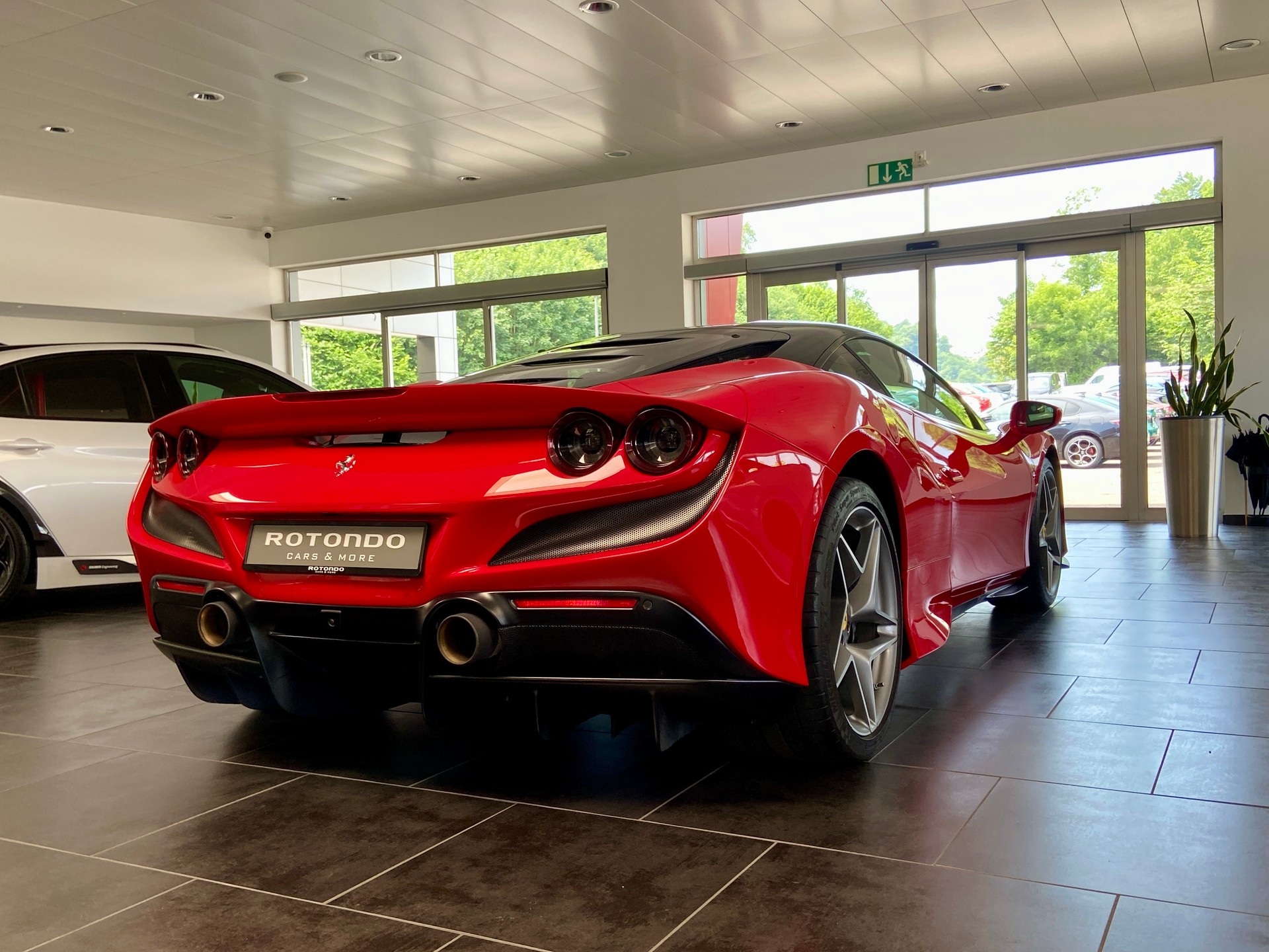 FERRARI F8 Tributo-image-4