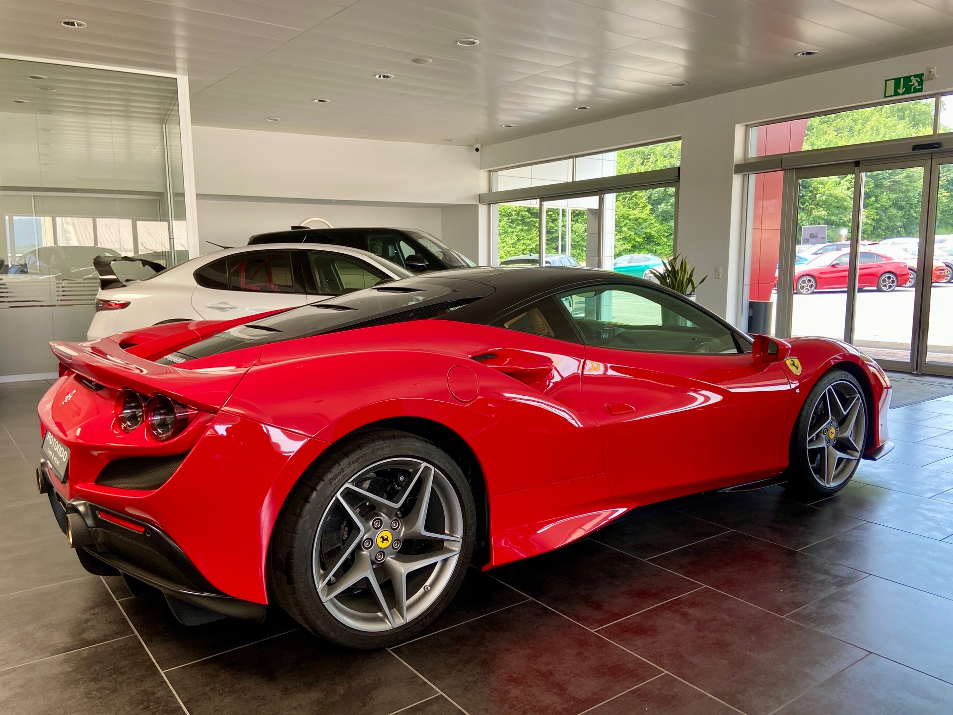 FERRARI F8 Tributo-image-3